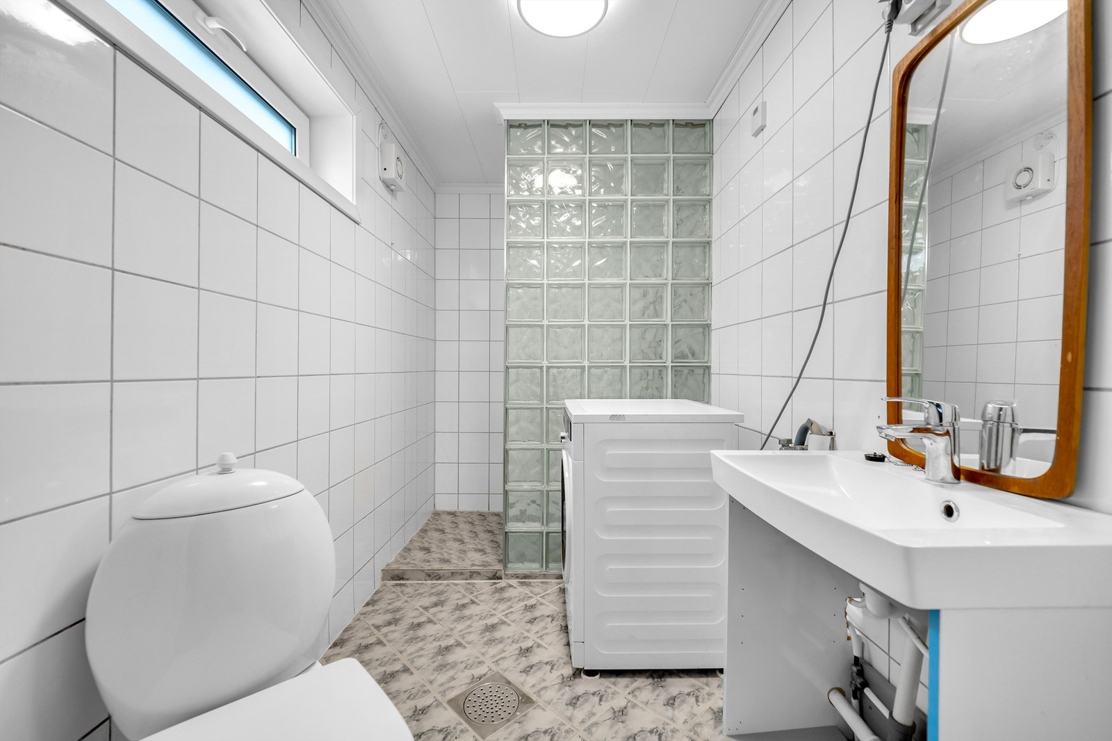 Leilighetens bad ble pusset opp i perioden 2004-2006. TG 2 er gitt for flere forhold ved badet. Galleribilde