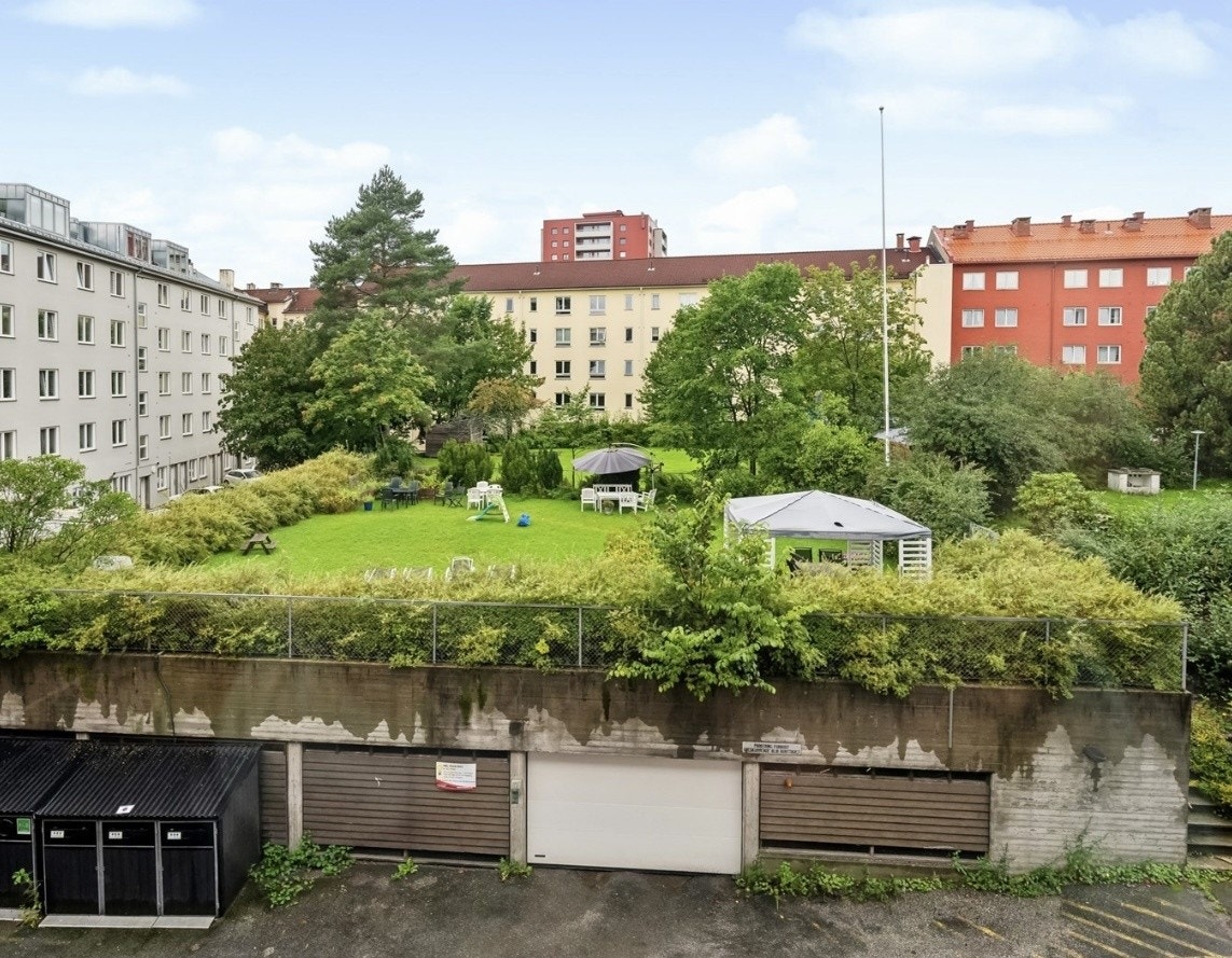 Bakgård med fine grøntarealer. Galleribilde