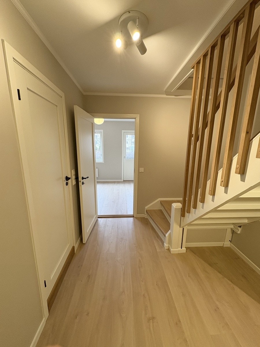 Lys og innbydende inngangsparti med god plass til sko og yttertøy. Trappen tar deg opp til hovedetasjen/3. etasje. Galleribilde
