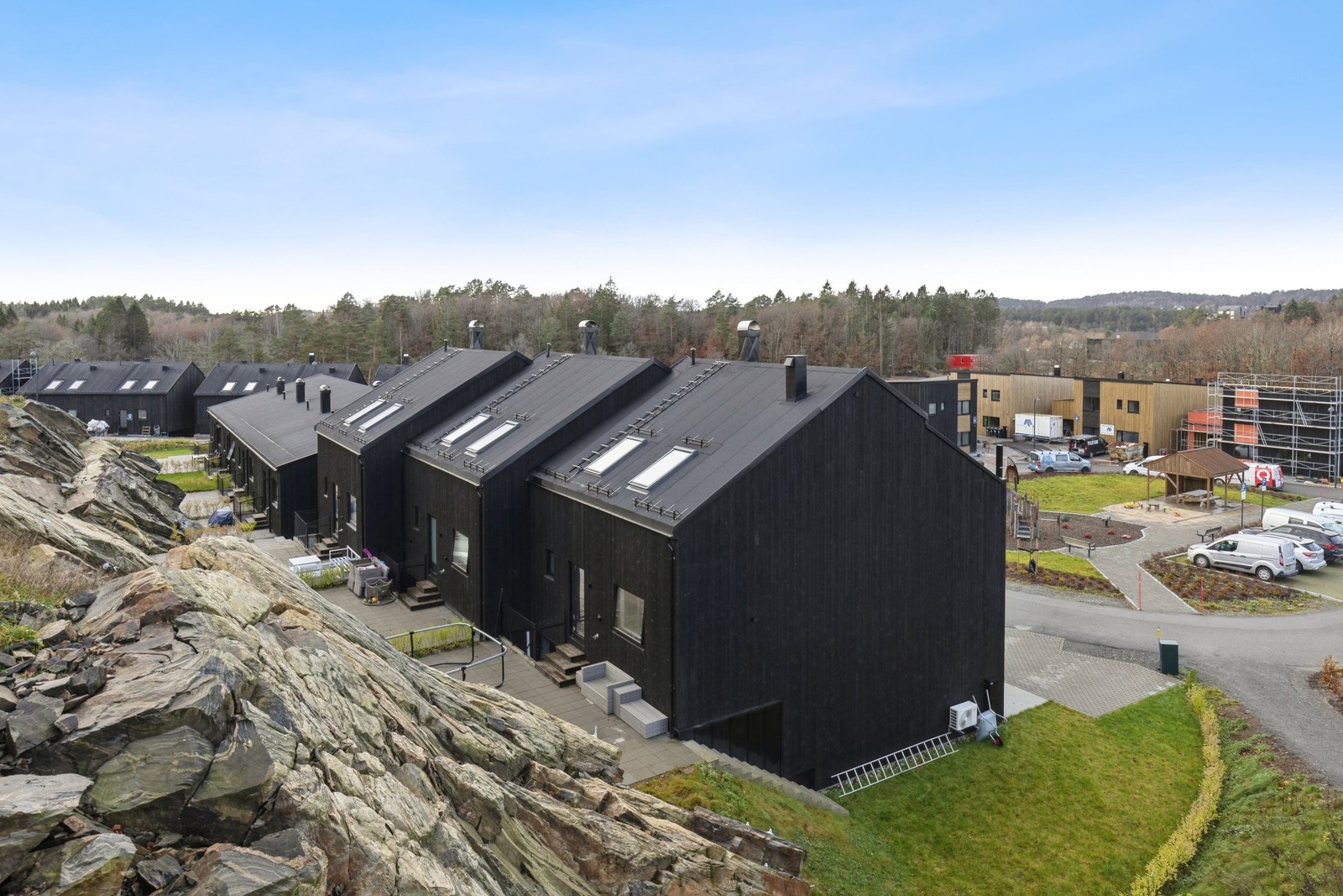 Uteområde med hageflekk. God plass til båten om vinteren. Trapp i betong opp til husets bakside, med dør inn til midtetasjen. God plass til trampoline. Galleribilde