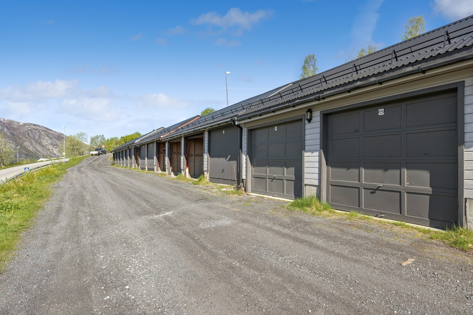 Garasje i rekke merket nr 15 følger med og disponeres av denne andelen. Galleribilde