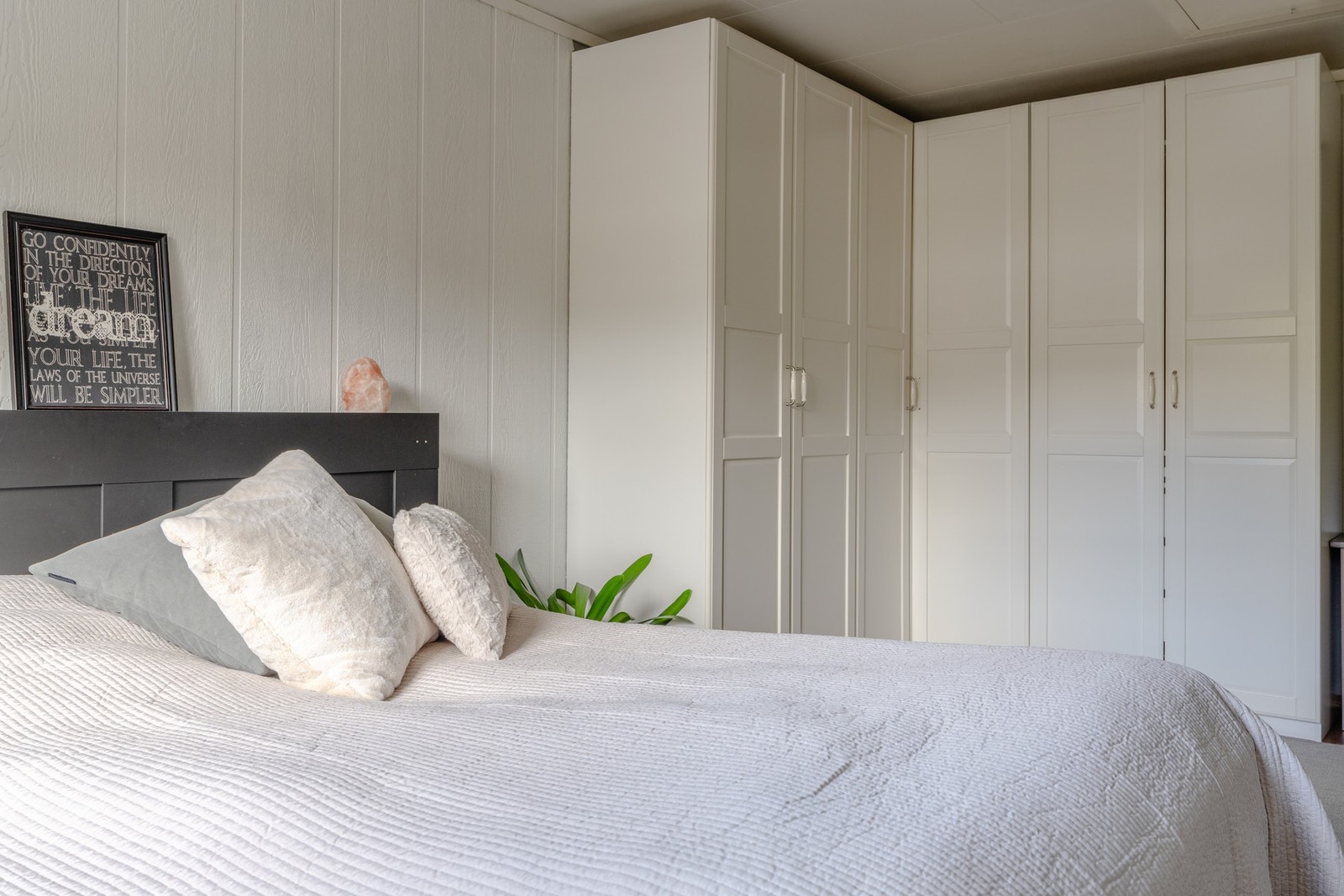Her er det god plass til dobbeltseng, garderobe og tilhørende møblement. Galleribilde