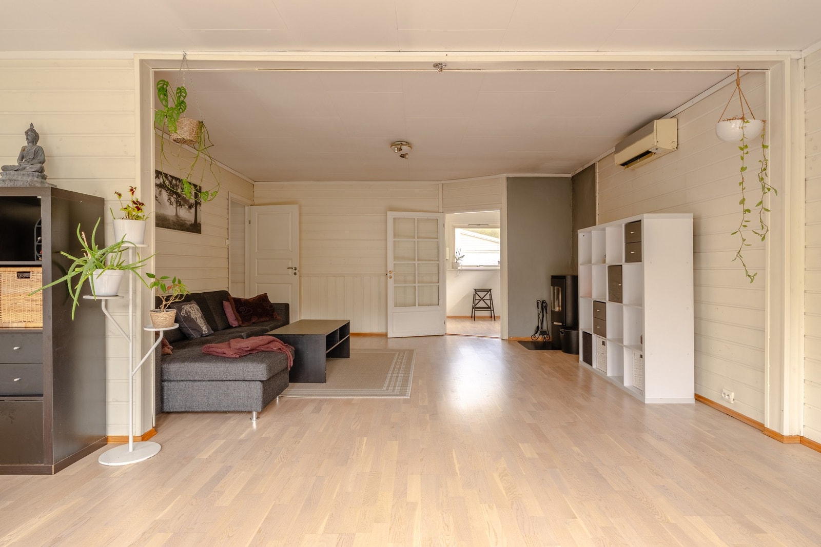 Her er det god plass til både sofagruppe og spisebord. Galleribilde
