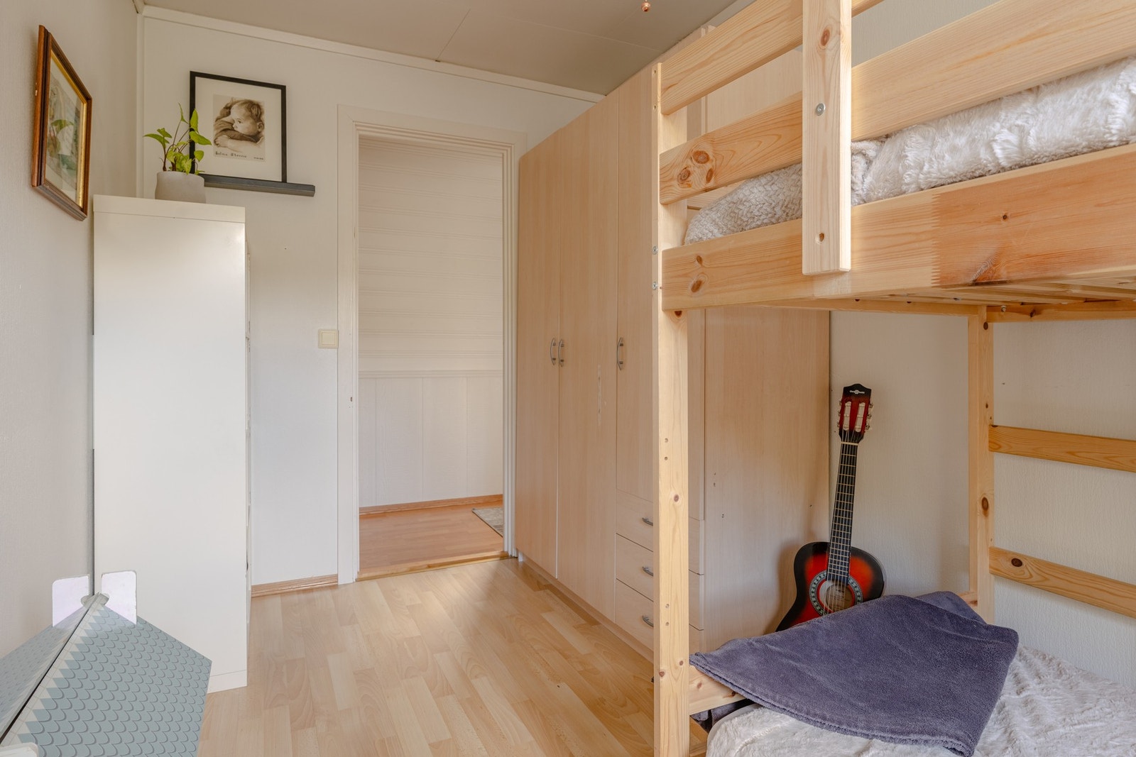 God plass til innredning av seng og garderobe. Galleribilde