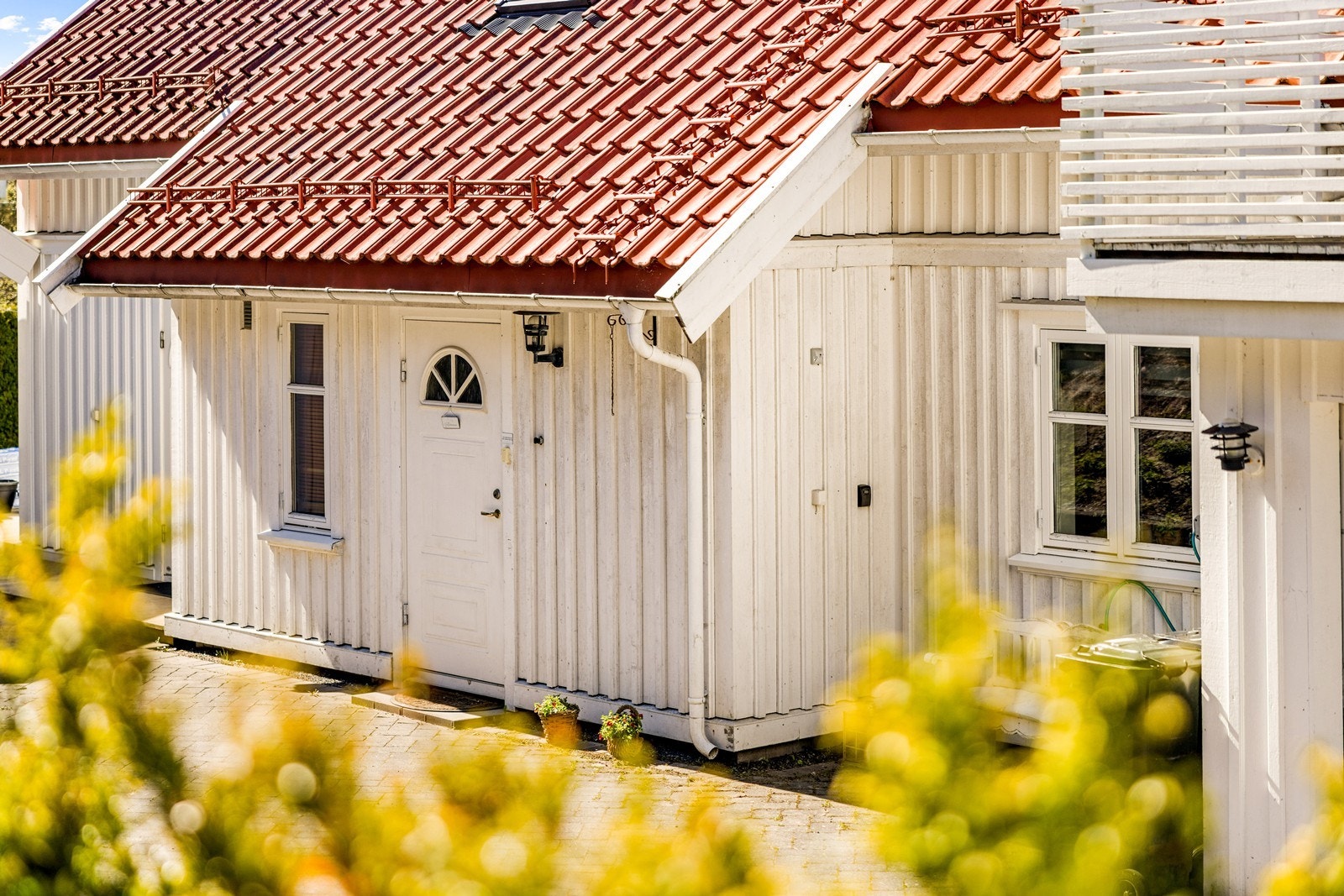 Boligen har stående bordkledning og malte trevinduer med 2-lags glass. Galleribilde