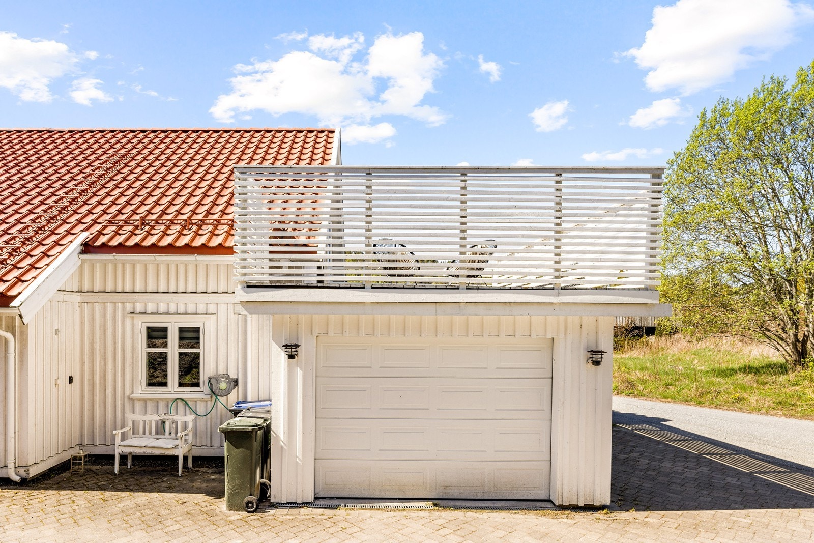 Integrert garasje på ca. 21 m² med leddport i stål og elektrisk portåpner. Galleribilde