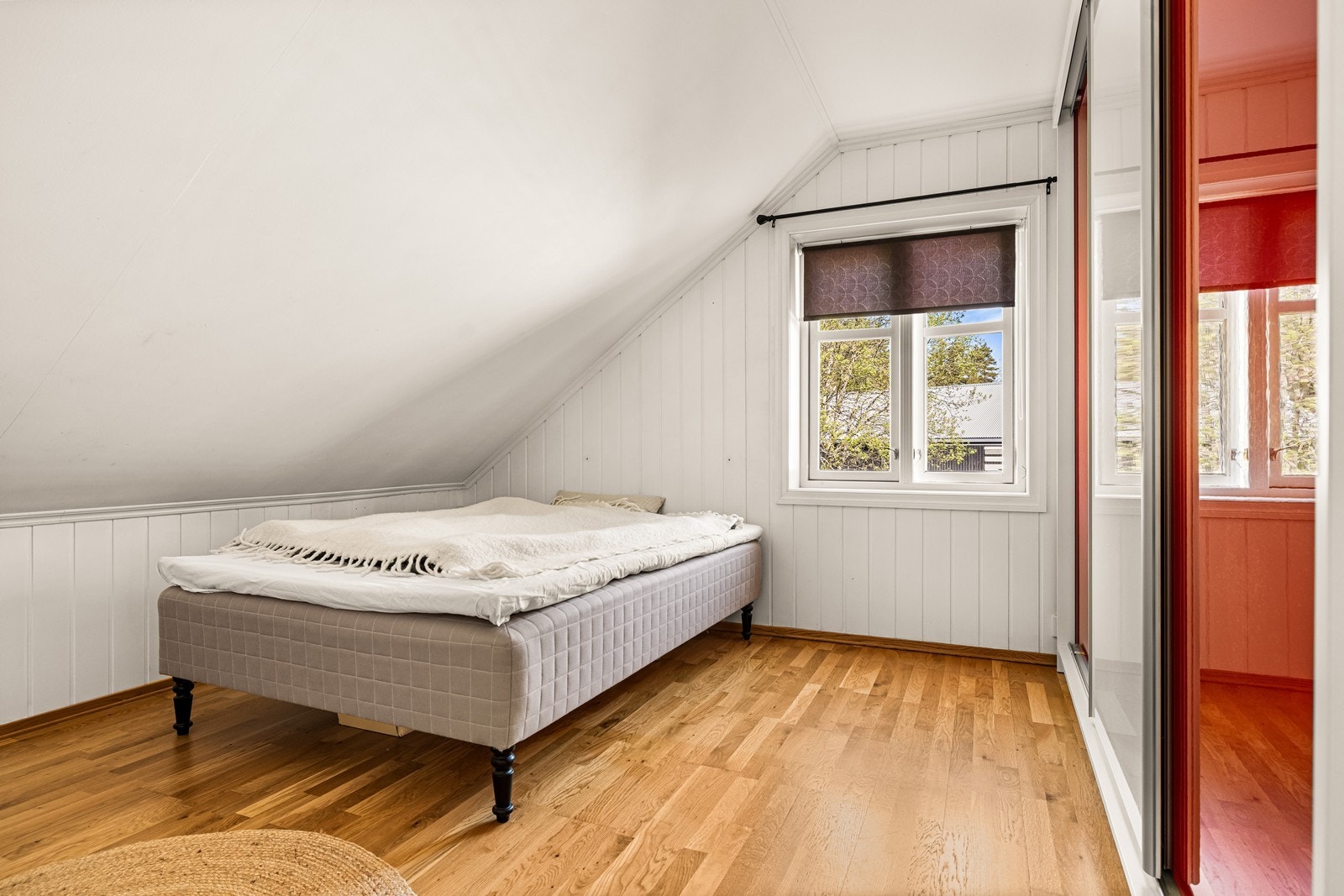 Det ene av boligens to soverom, med plass til seng og garderobeløsning. Galleribilde