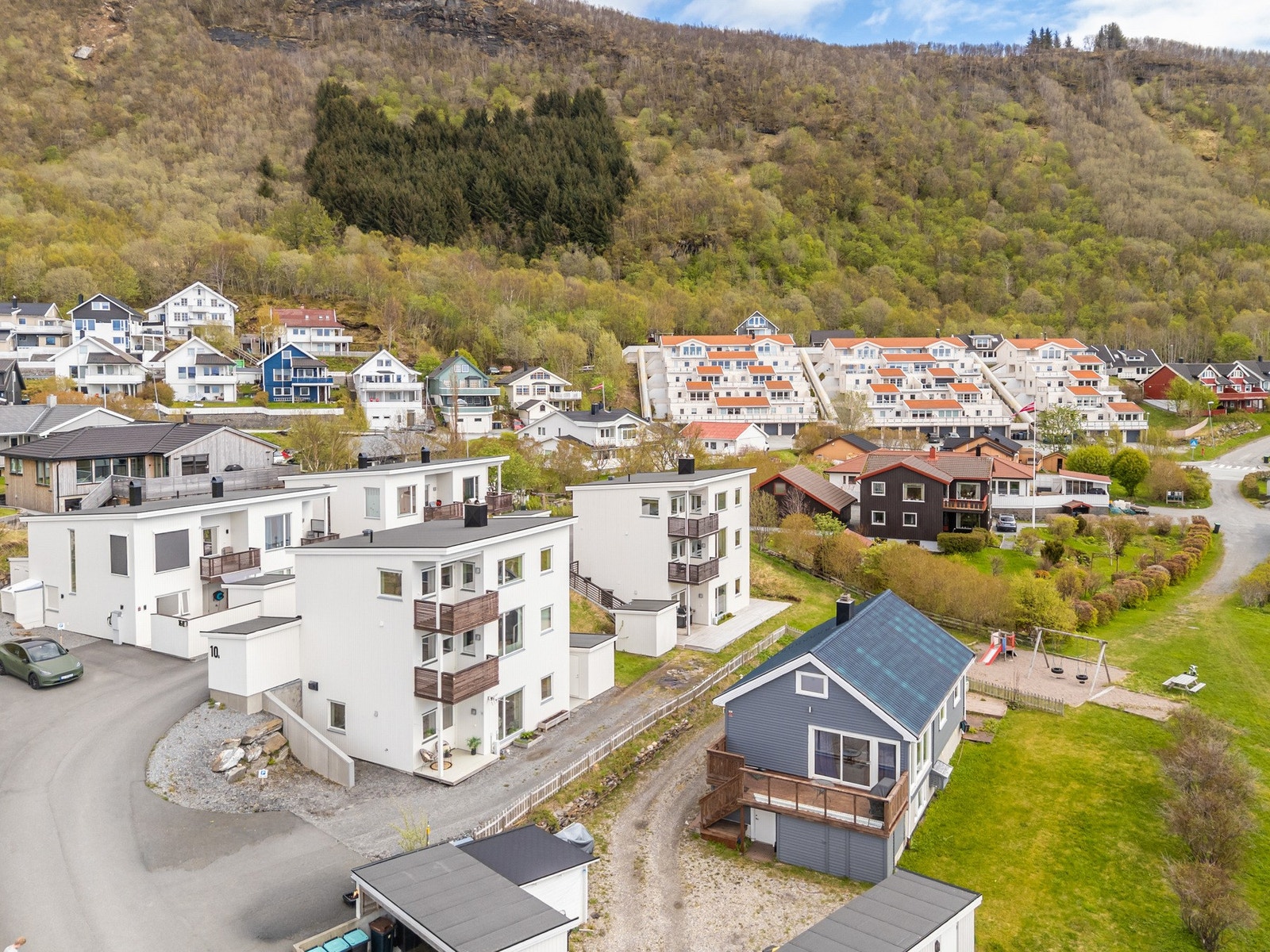 Eiendommen ligger i et etablert og barnevennlig boligområde i Løpsmarka. Galleribilde