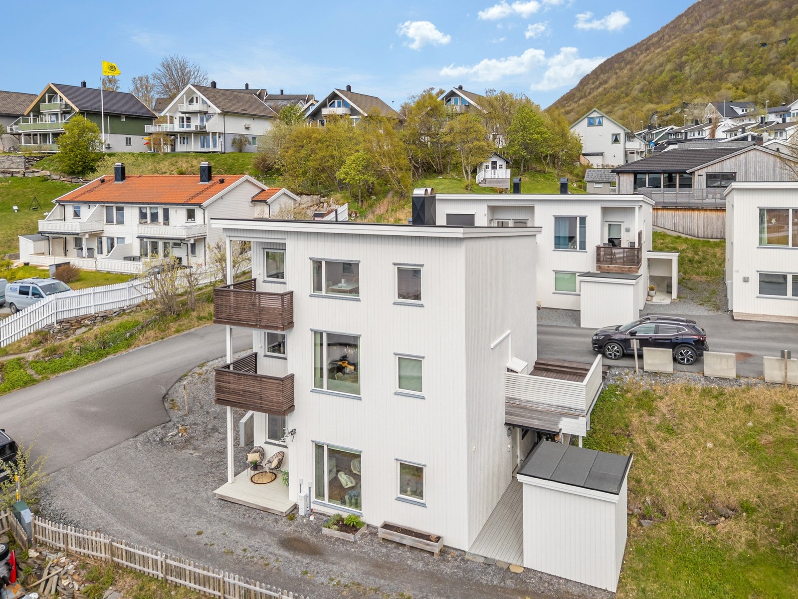 Bygningen er fra 2014. Det medfølger en romslig utvendig bod. Galleribilde