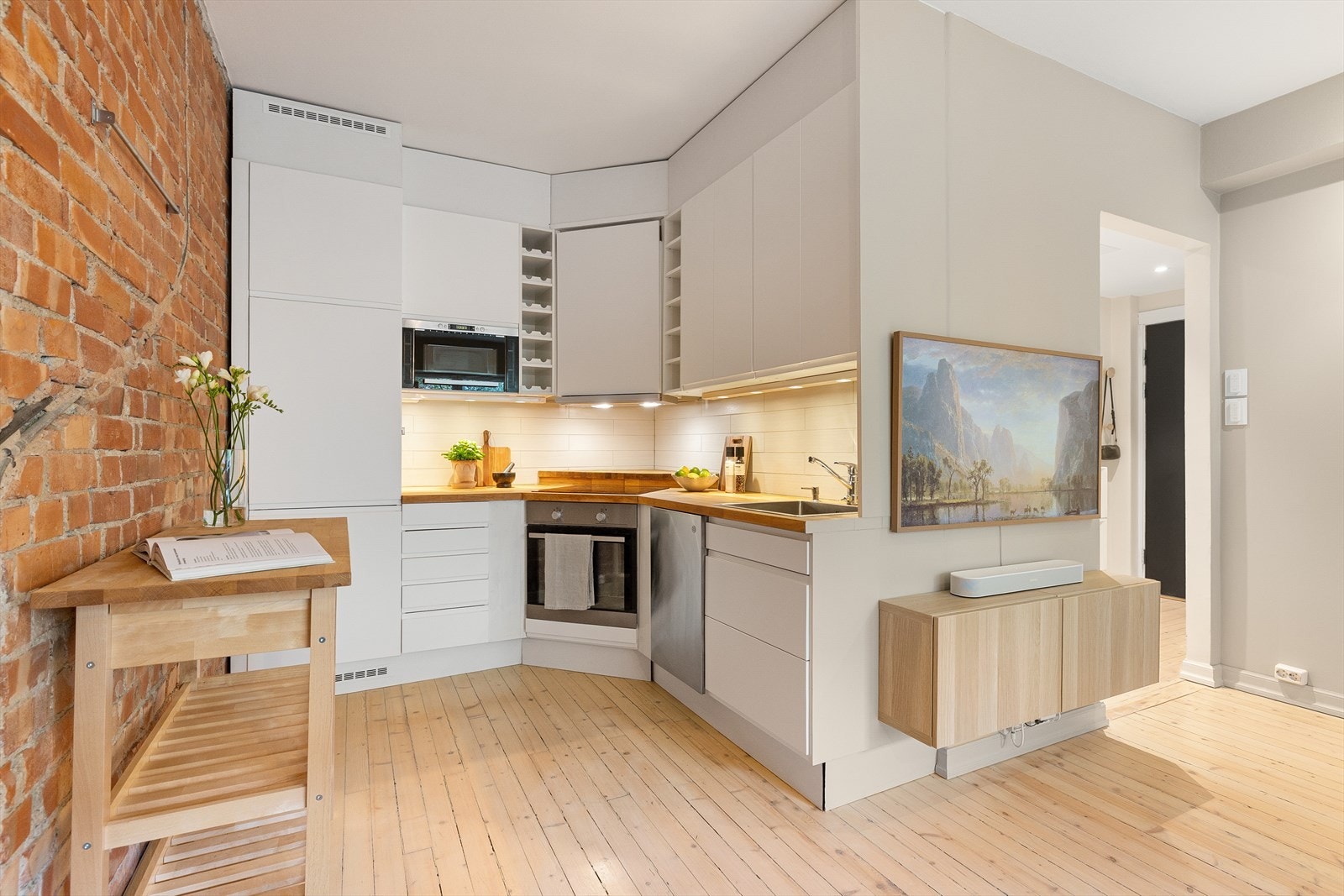 Pent kjøkken med gode oppbevaringsmuligheter i både skuffer og skap. Galleribilde