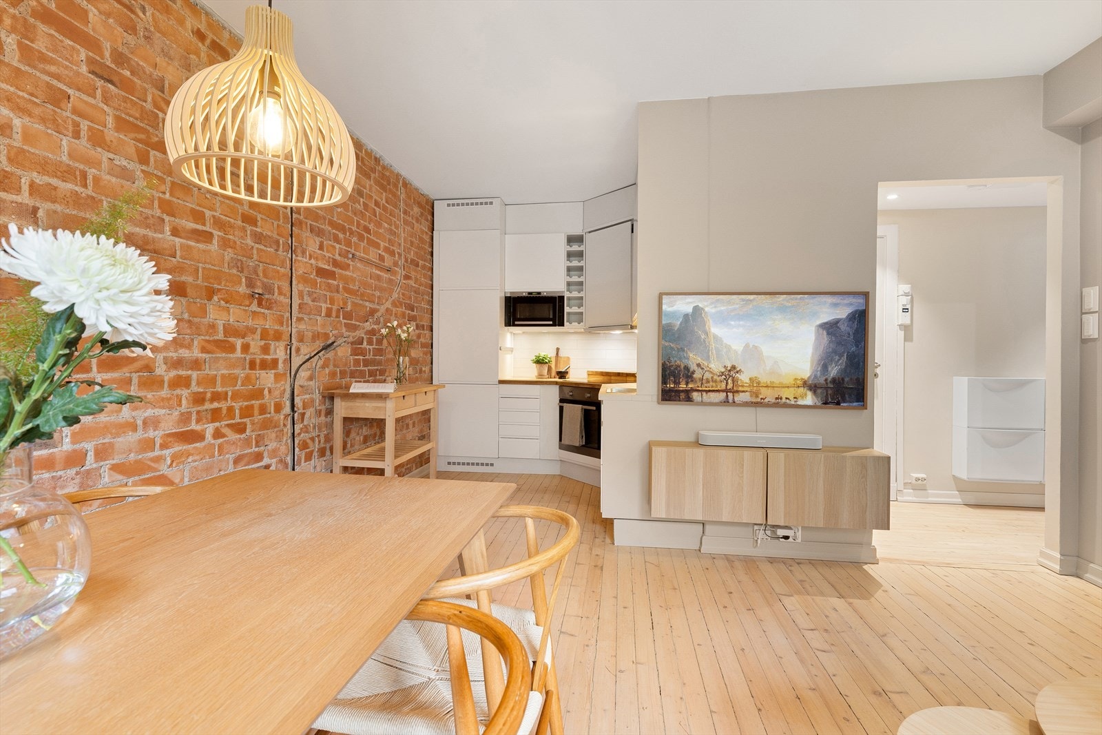 Boligen byr på en åpen stue/kjøkkenløsning. Galleribilde