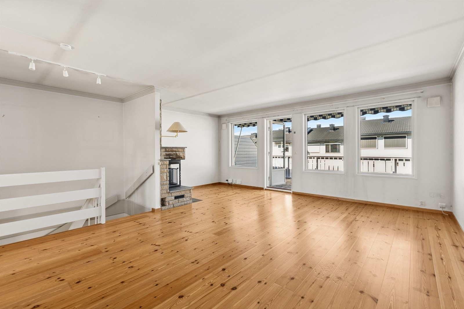 Stor og åpen stue med gode møbleringsmuligheter, peis og utgang til balkong. Store vindusflater gir rikelig med naturlig lys og utsyn mot nærområdet. Galleribilde
