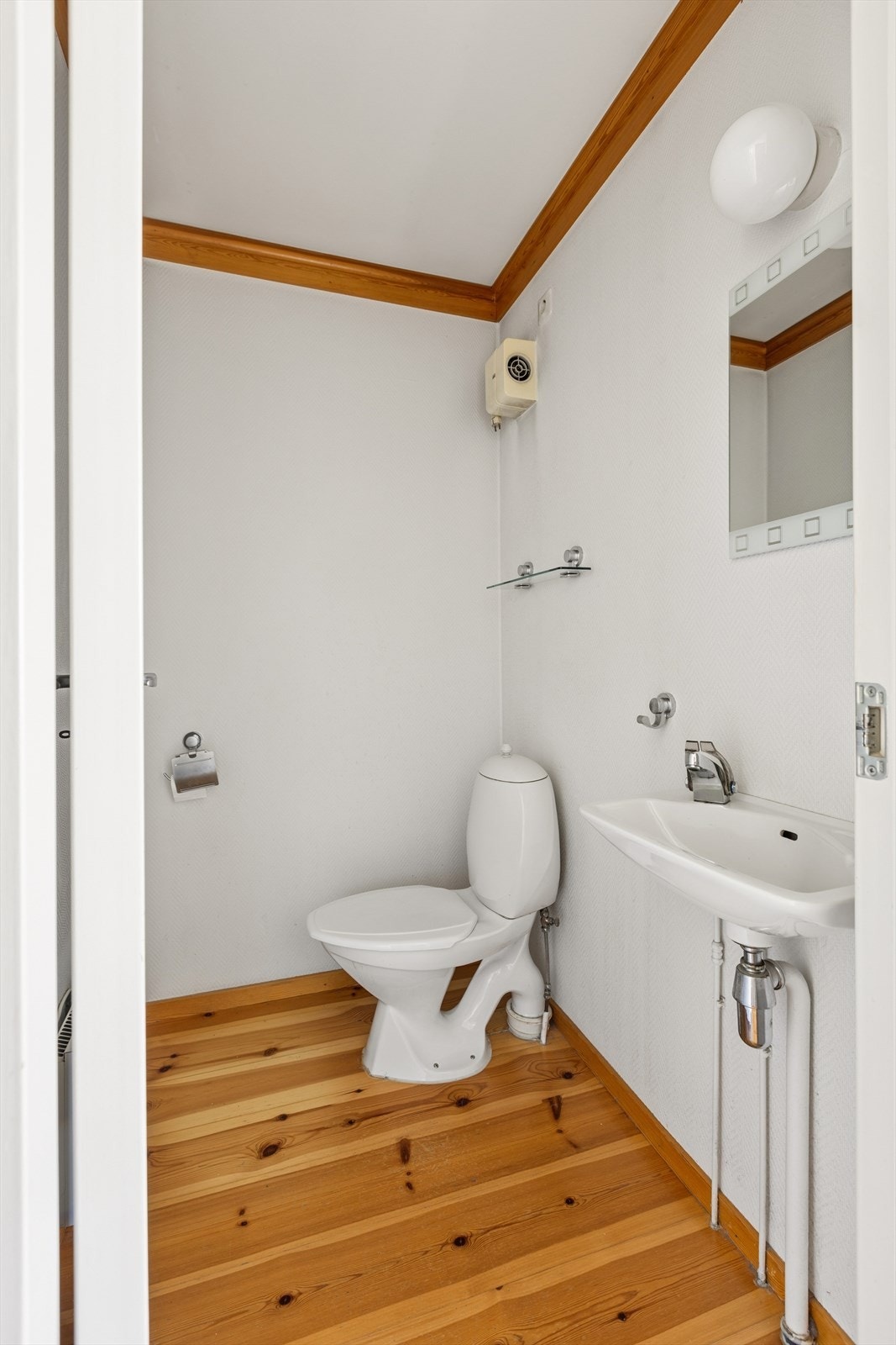 Separat WC med toalett. Rommet har et enkelt uttrykk med potensial for modernisering etter eget ønske. Galleribilde