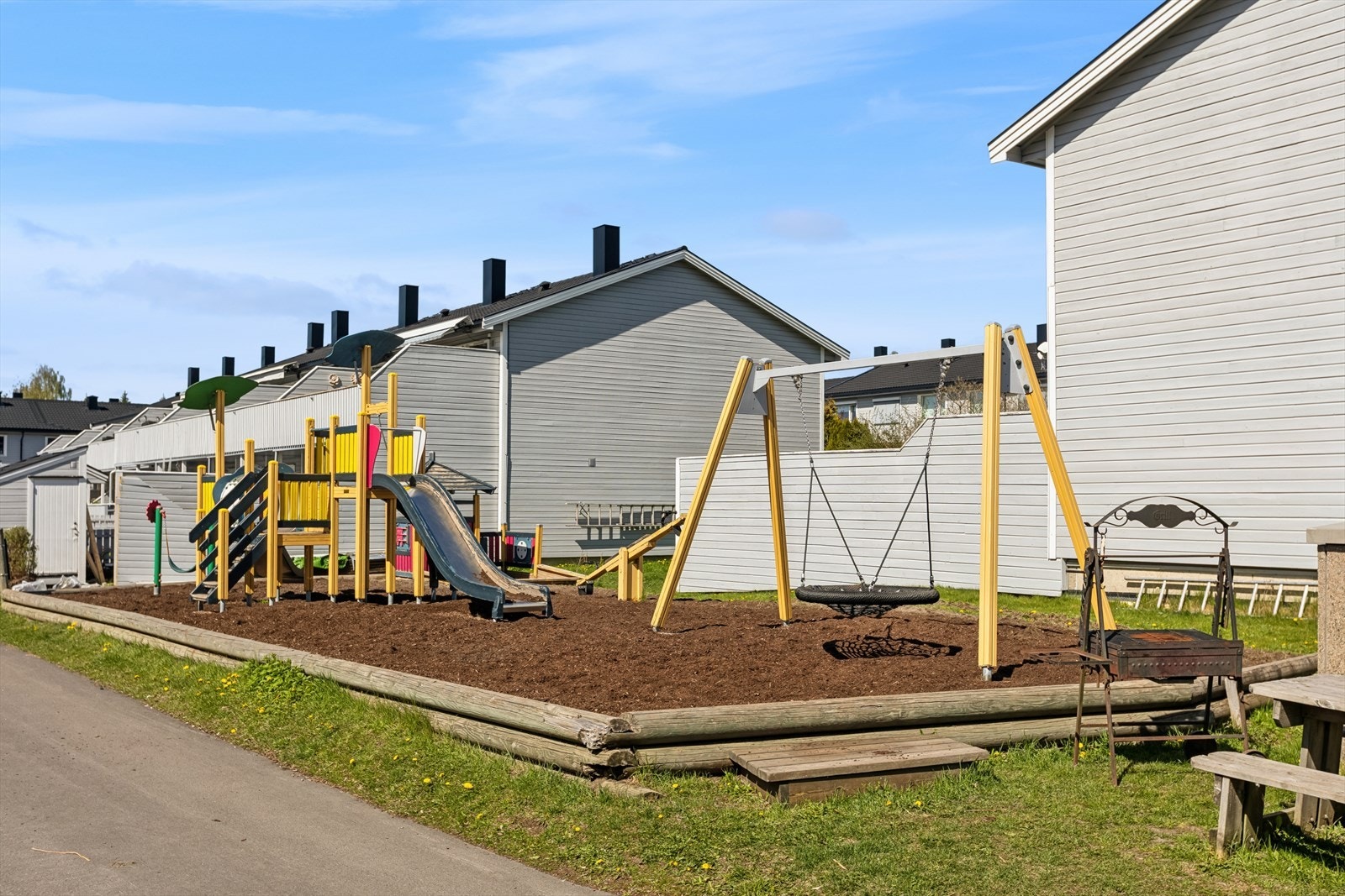 Felles lekeplass i området med apparater og sitteplass, som gir gode muligheter for aktivitet og sosialt samvær i nærområdet. Galleribilde