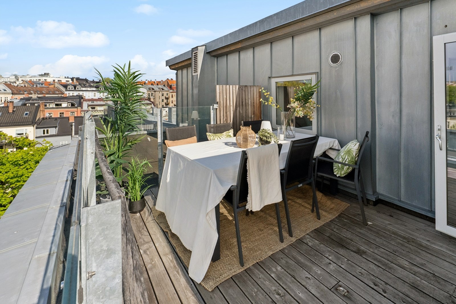 Den romslige takterrassen har flere møbleringsmuligheter og er i dag innredet med både sofagruppe og spiseplass. Galleribilde