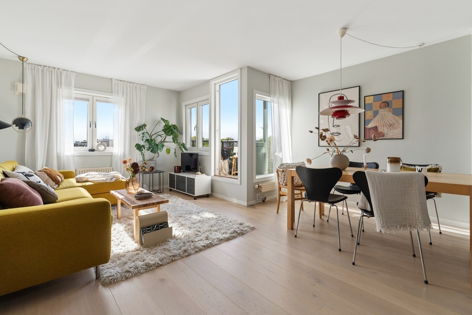 Boligen har en stor stue/spisestue hvor det er rom for stort spisebord og sofagruppe. Galleribilde