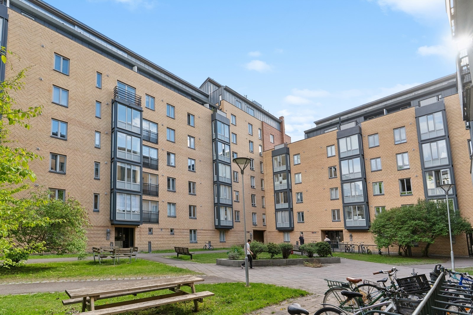 Sameiet har en hyggelig og pent opparbeidet, felles bakgård med sitteplasser og sykkelparkering. Galleribilde