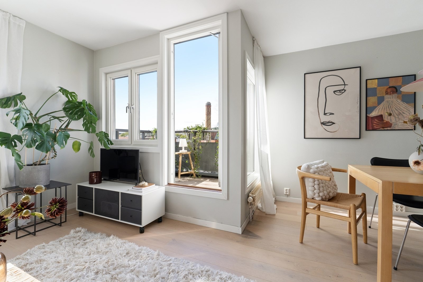Fra stuen er det utgang til en hyggelig balkong hvor det er god plass til et cafésett. Galleribilde