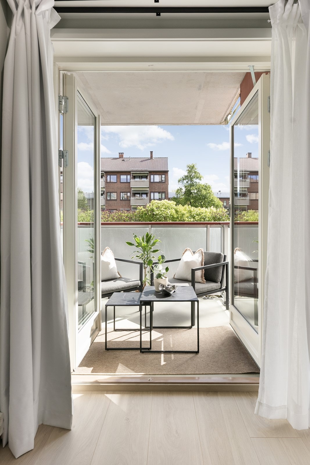 På de varme dagene er det deilig å kunne sette opp de doble balkongdørene og binde sammen inne- og uterom. Galleribilde