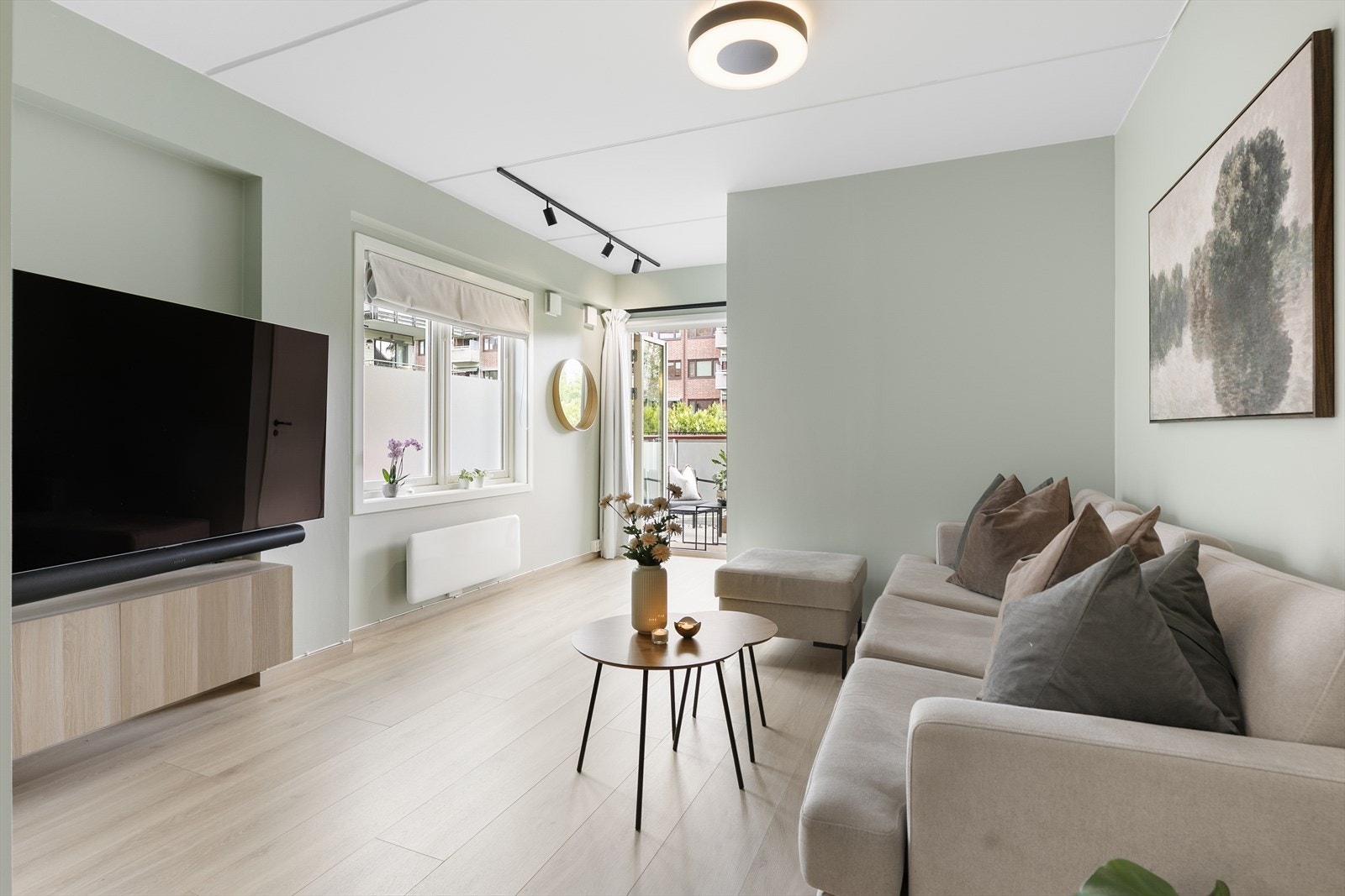 Lys og sosial stue med plass til sofagruppe, bord og TV-benk. Galleribilde