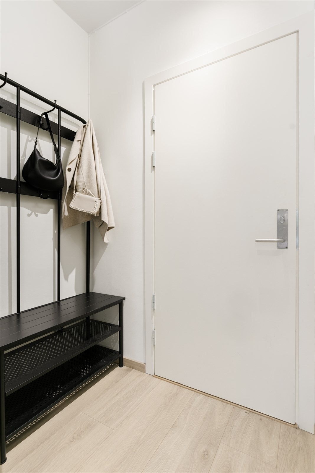 Praktisk oppbevaringsløsning i gang med plass til yttertøy og sko. Galleribilde