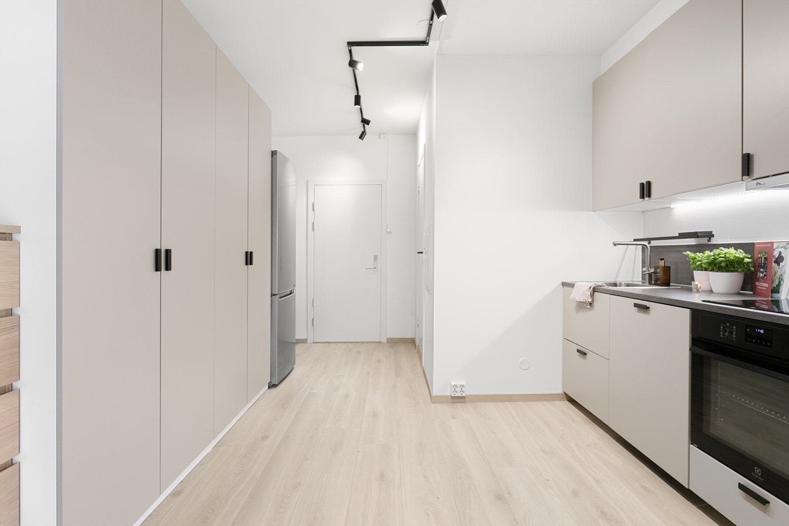 Det er også etablert ny garderobe med samme fronter som kjøkkeninrredningen. Her er det godt med oppbevaringsplass for klær og sko. Galleribilde