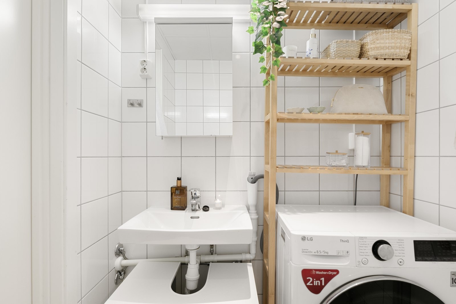 Badet har dushjørne med glassdører, servant med underskap, wc og speilskap med lys over. Det er opplegg for vaskemaskin på badet. Galleribilde