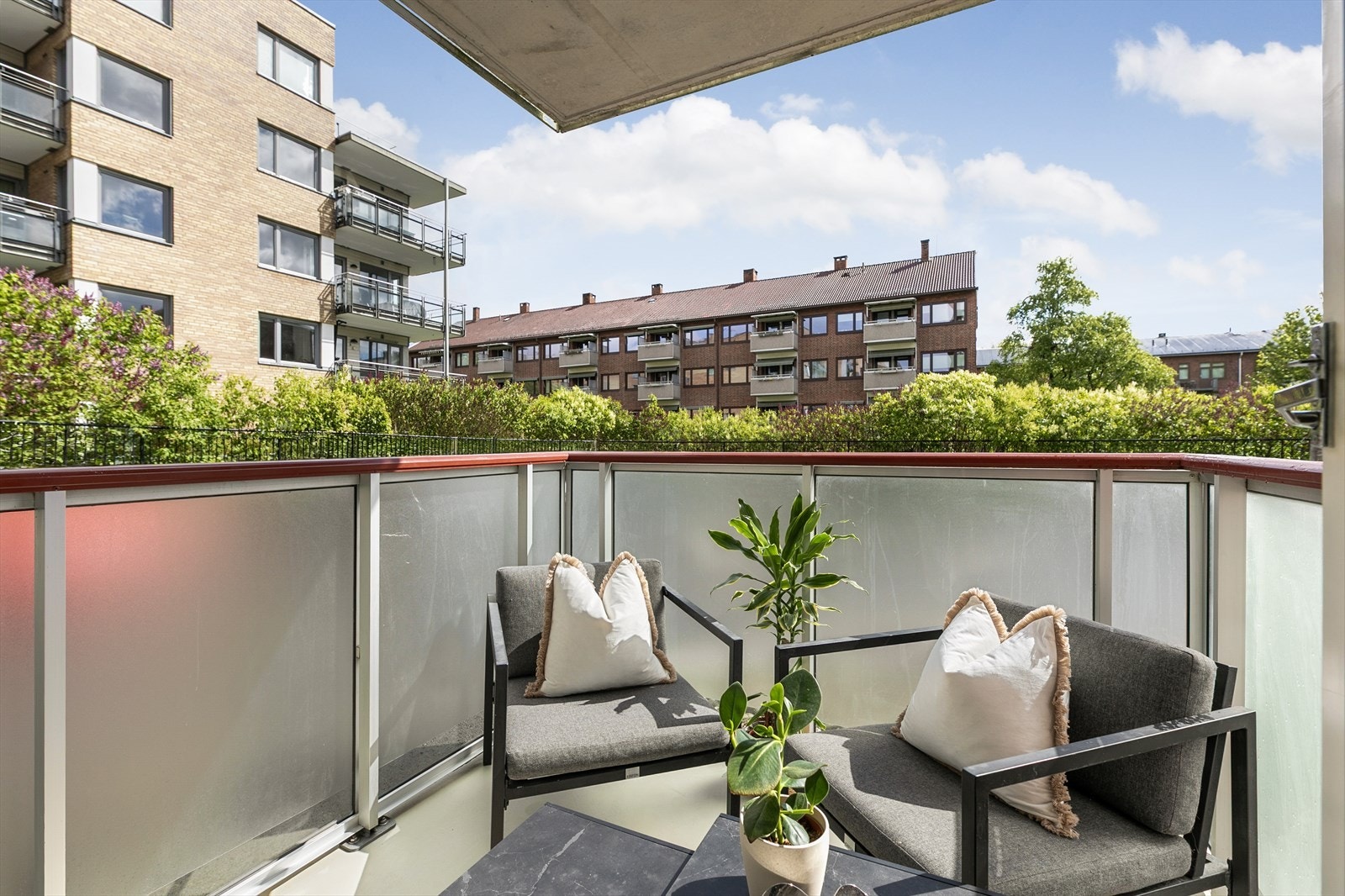 Leiligheten ligger skjermet til, vendt ut mot rolig, grønn bakgård. Galleribilde