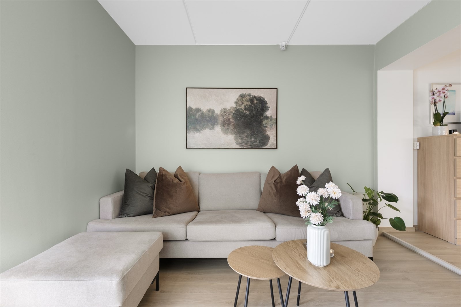 Leiligheten har naturlige soner som byr på flere møbleringsmuligheter. Galleribilde