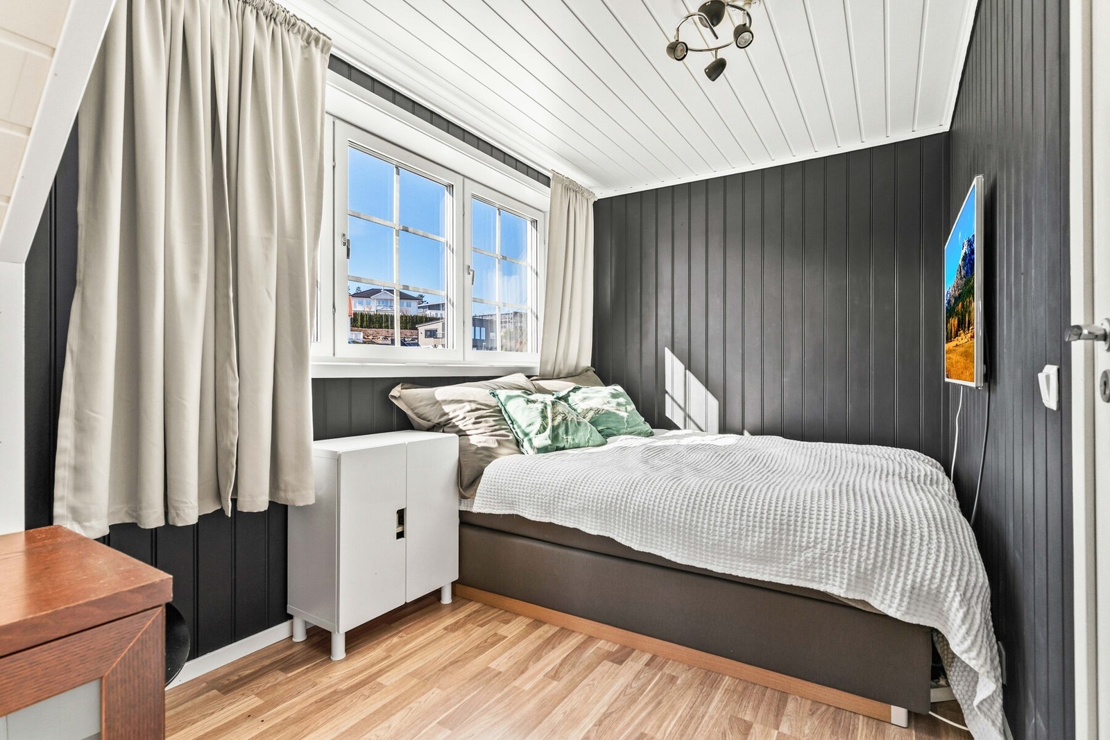 Soverom med gjennomført stil og store vindusflater som gir godt lysinnslipp. Galleribilde
