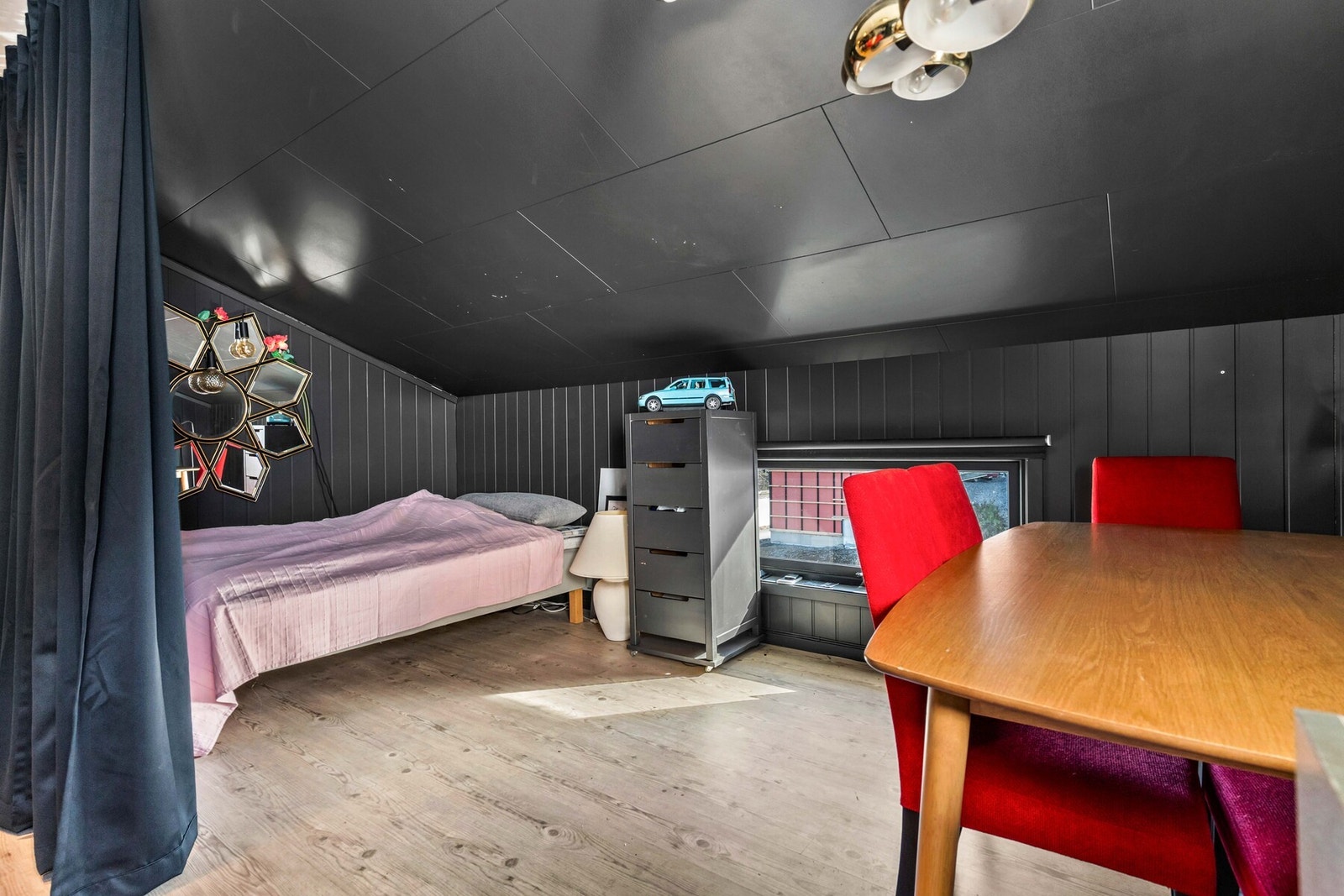 Det er rikelig med plass til oppbevaring over garasjen. Galleribilde
