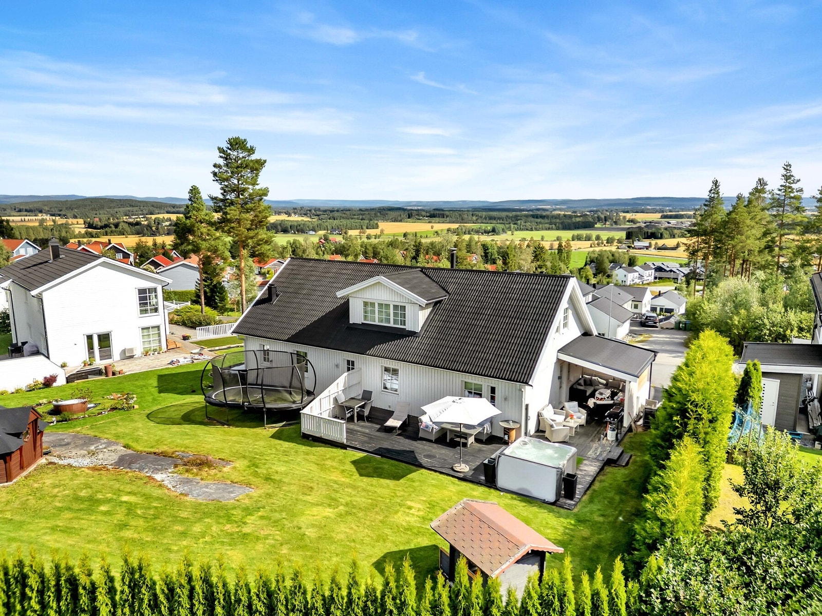 Stor og solrik hage med gode oppholdsarealer, samt fine uteområder. Galleribilde