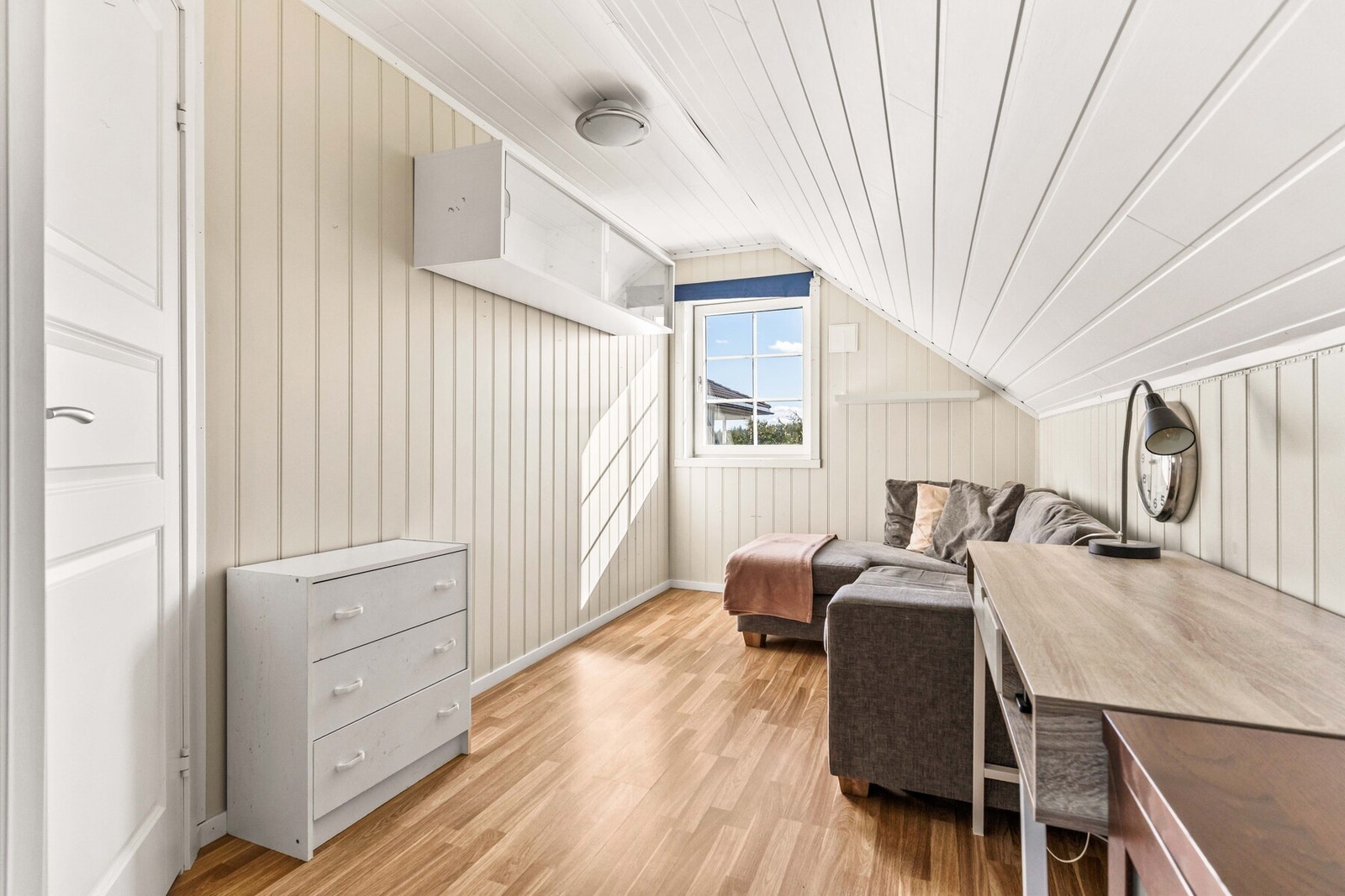 Praktisk rom med plass til både arbeidsområde og sittegruppe, godt egnet som kombinert kontor og oppholdsrom. Galleribilde