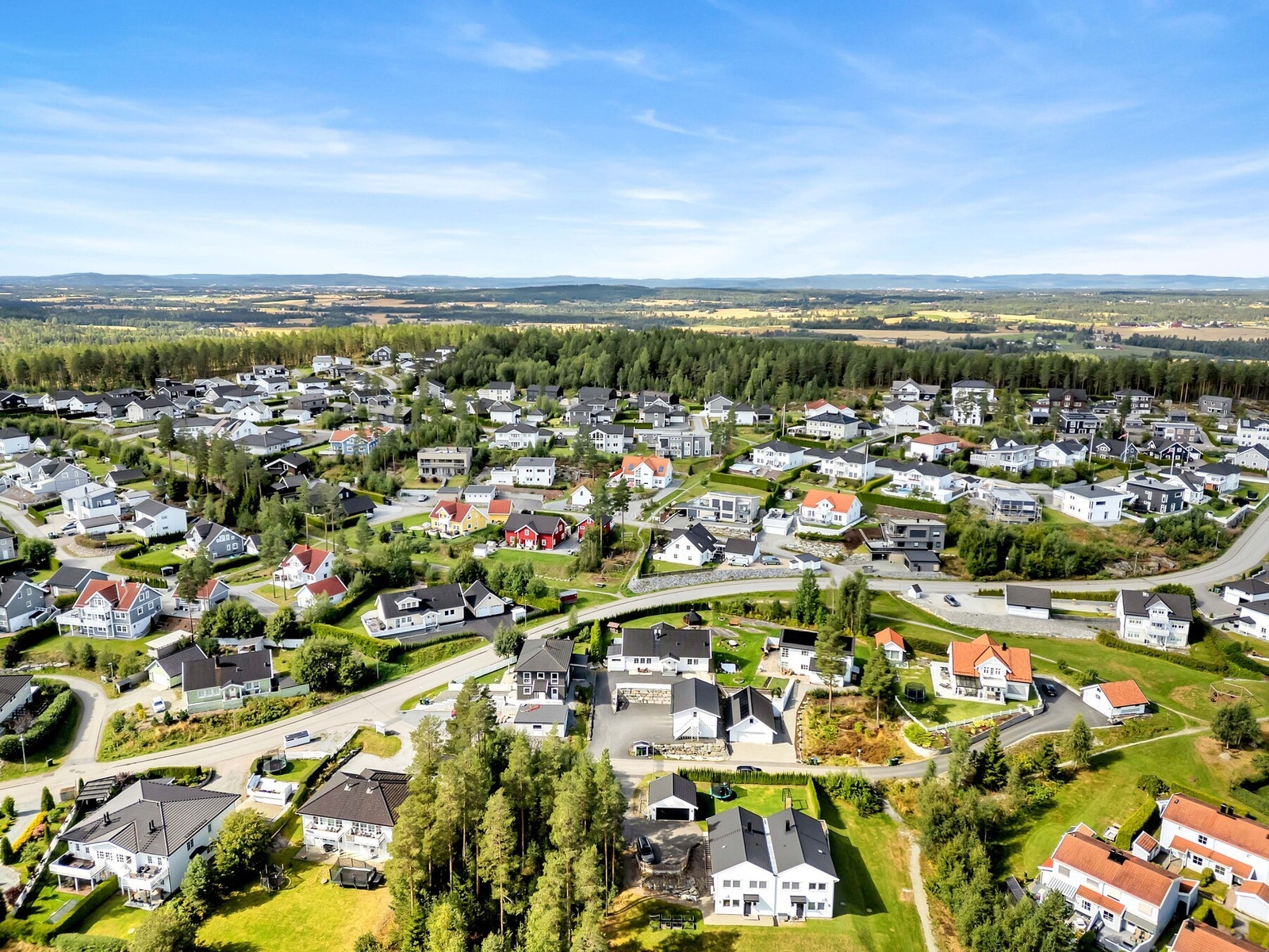 Rolig og etablert område med nærhet til både hverdagstilbud og rekreasjon i naturen. Galleribilde