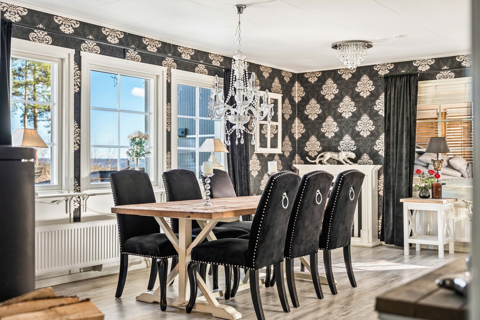 Elegant spisestue med god plass til mange gjester og store vinduer som gir rikelig med dagslys. Galleribilde