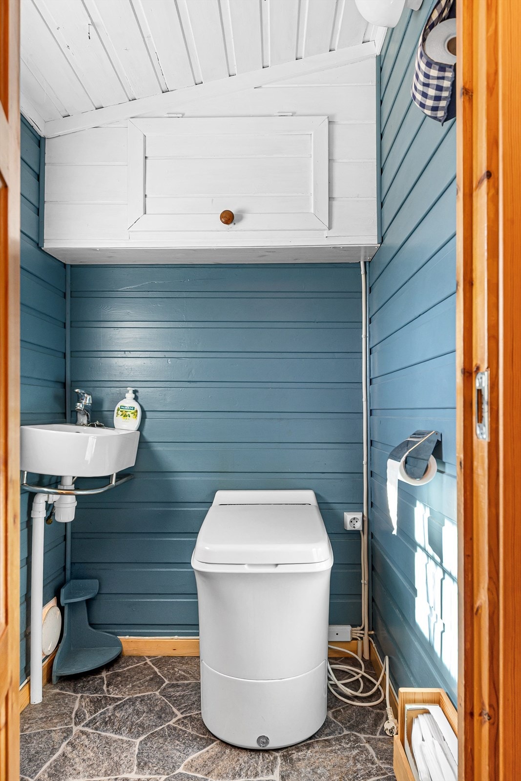 Toalettrommet er utstyrt med et moderne Cinderella Classic forbrenningstoalett og servant. Galleribilde