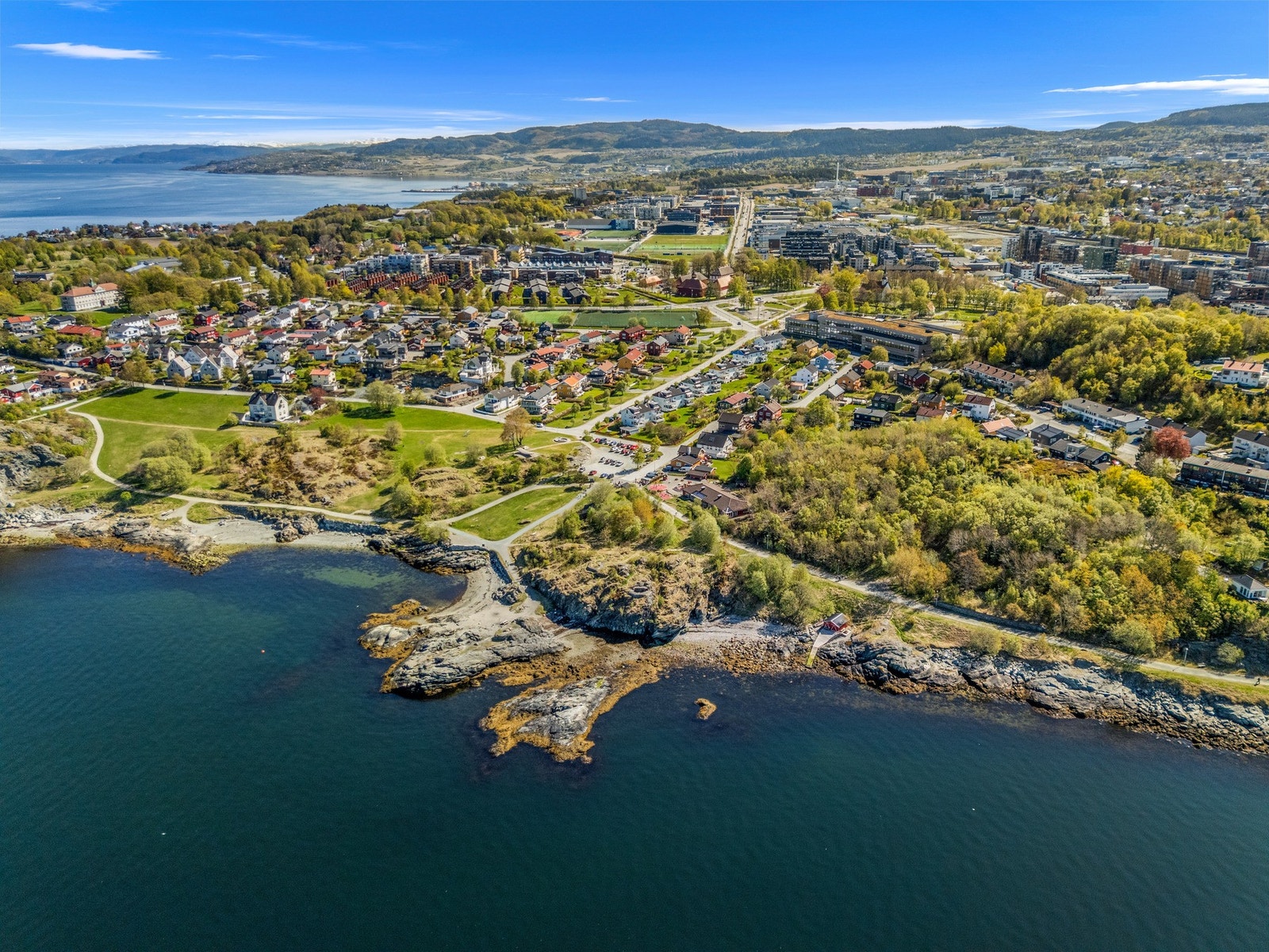 I gangavstand ligger Korsvika, Ladestien og flere flotte tur- og badeområder langs fjorden. Galleribilde