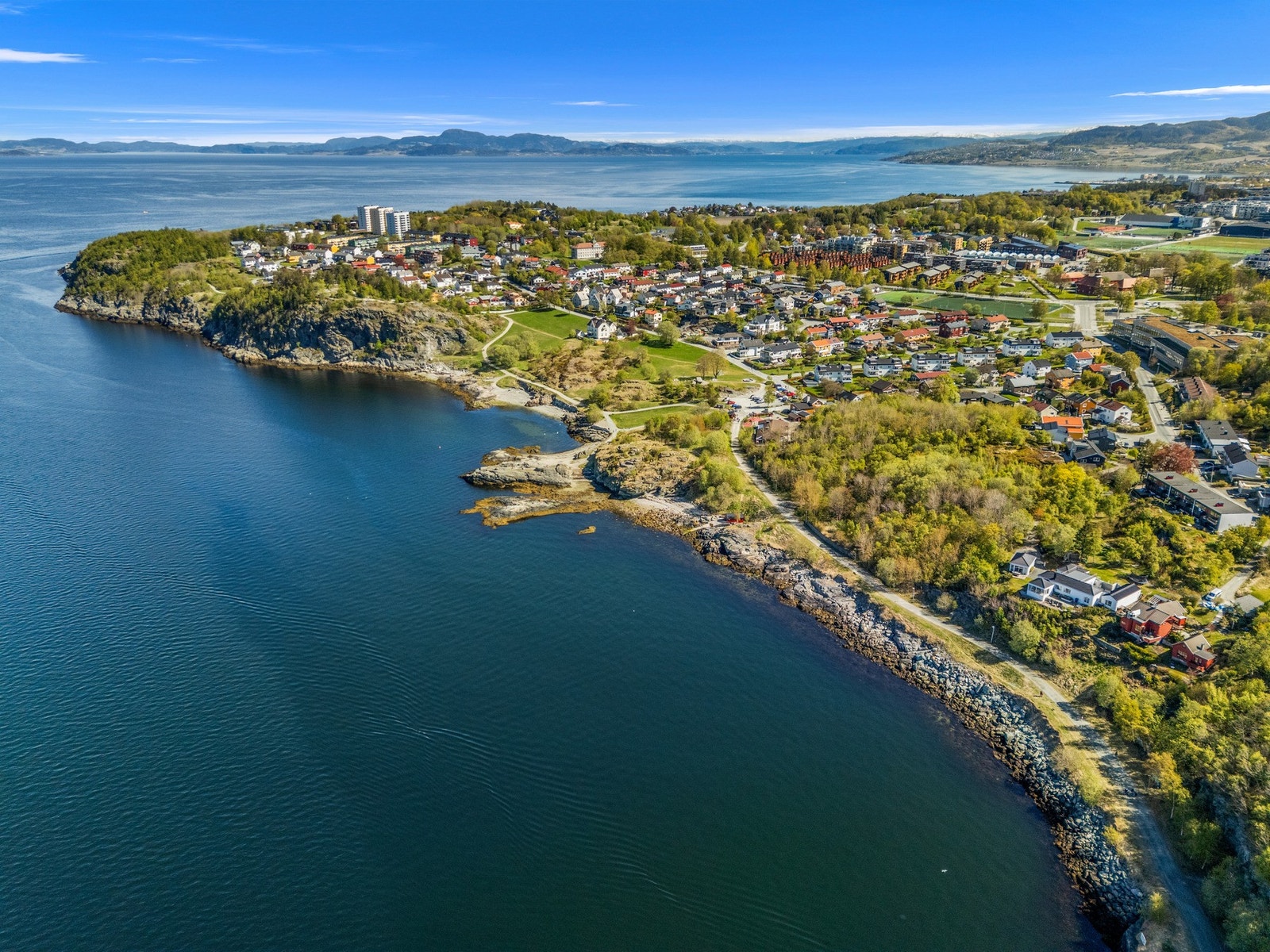 . Det flere kafeer hvor man kan ta en pause og nyte omgivelsene. I nærområdet finner du også Våttåhaugen - en av Trondheims fineste utsiktsposter. Galleribilde