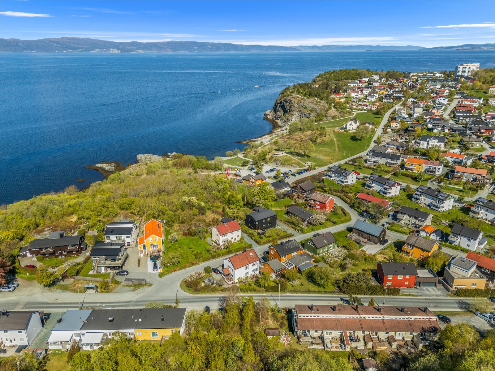 En unik mulighet for deg som ønsker å bygge nytt i et attraktivt og veletablert området med sjøutsikt, natur og nærhet til sentrum. Galleribilde