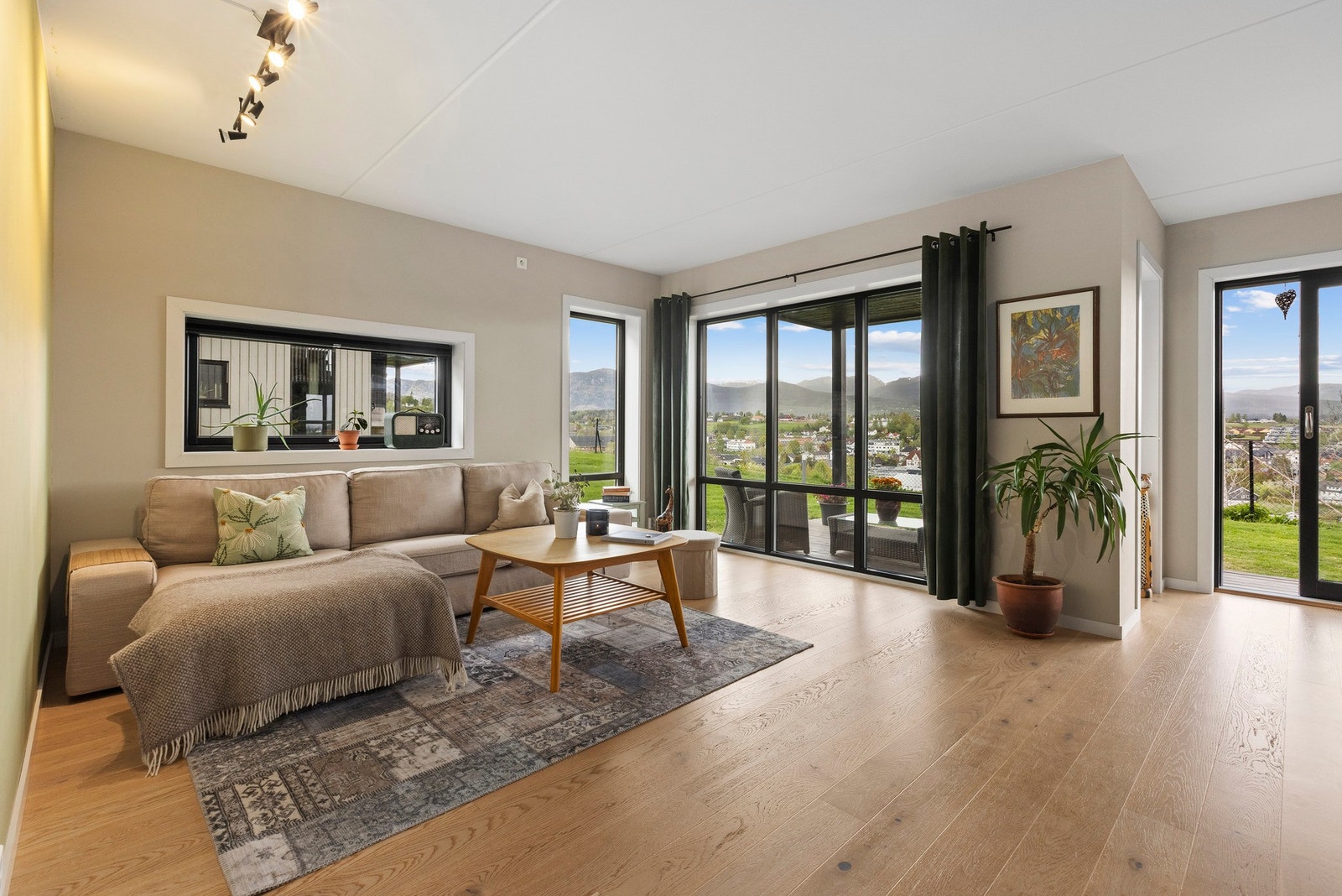 Leilighet i 1. etg med 3 soverom, carport, sentral beliggenhet! Galleribilde