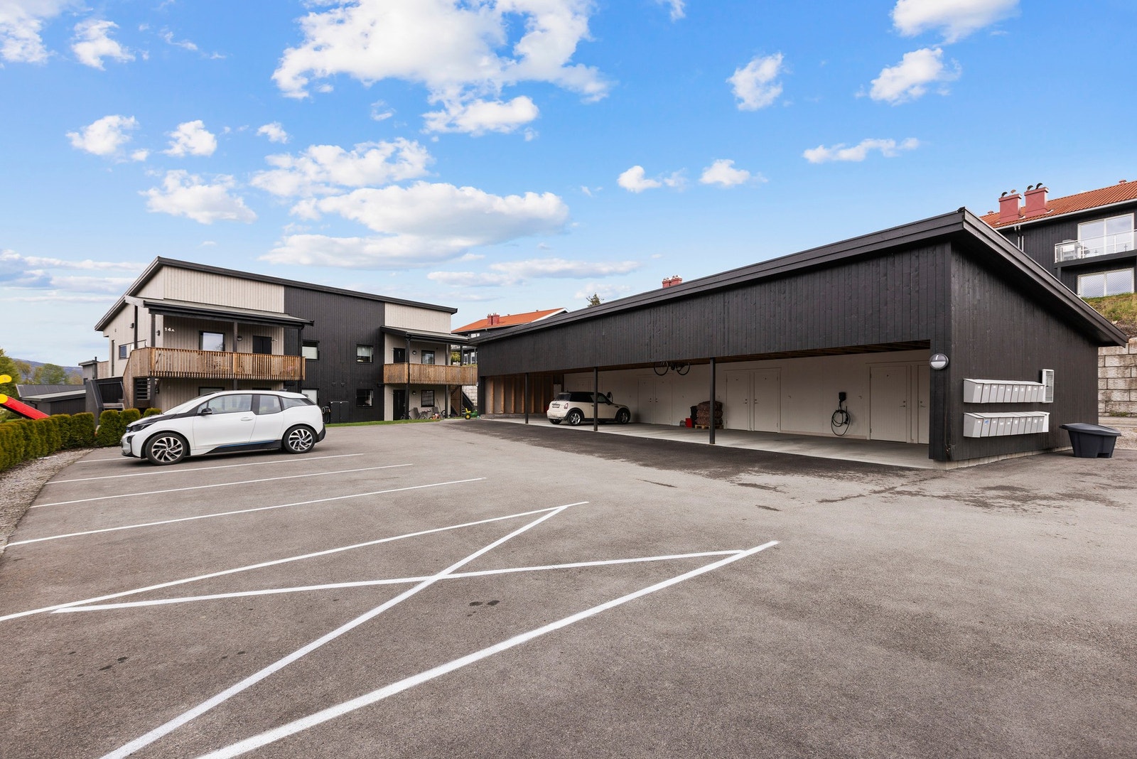 Mulighet for å parkere bilen på felles innkjørsel/parkering Galleribilde
