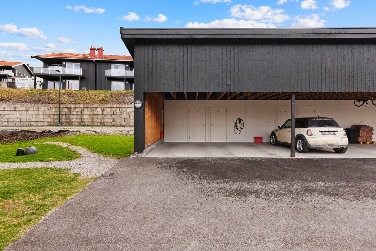 Carport og privat bod innenfor Galleribilde