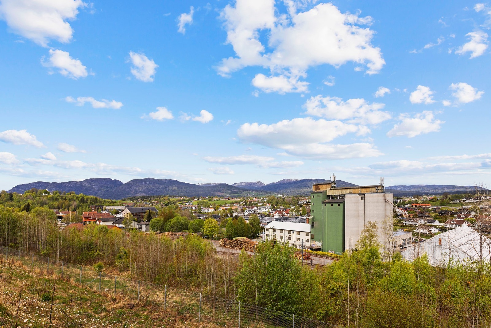 Flott utsikt utover bygda Galleribilde