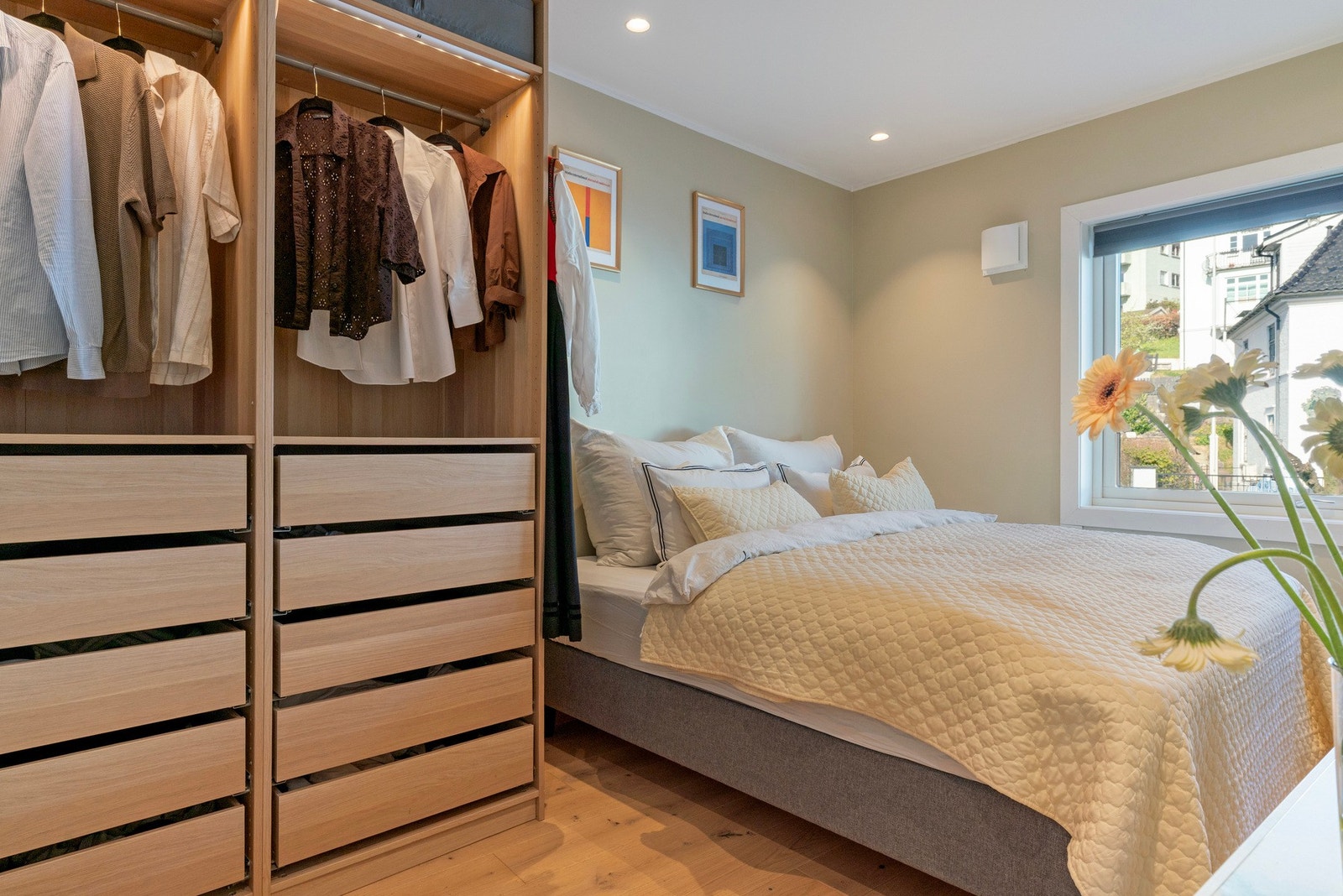 SOVER PÅ 11.3 m² MED NYMALTE VEGGER OG INNFELT DOWNLIGHTS I TAKET Galleribilde
