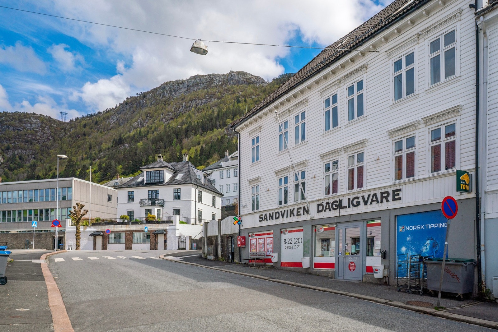 1. MINUTT Å GÅ FRA BYGGET TIL HYGGELIGE SANDVIKEN DAGLIGVARE, SOM OGSÅ HAR SØNDAGSÅPENT Galleribilde