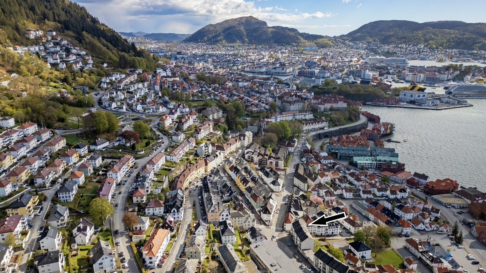 EIENDOMMEN HAR EN SVÆRT ATTRAKTIV BELIGGENHET MED BARE 17-18 MIN. Å GÅ TIL BERGEN SENTRUM Galleribilde