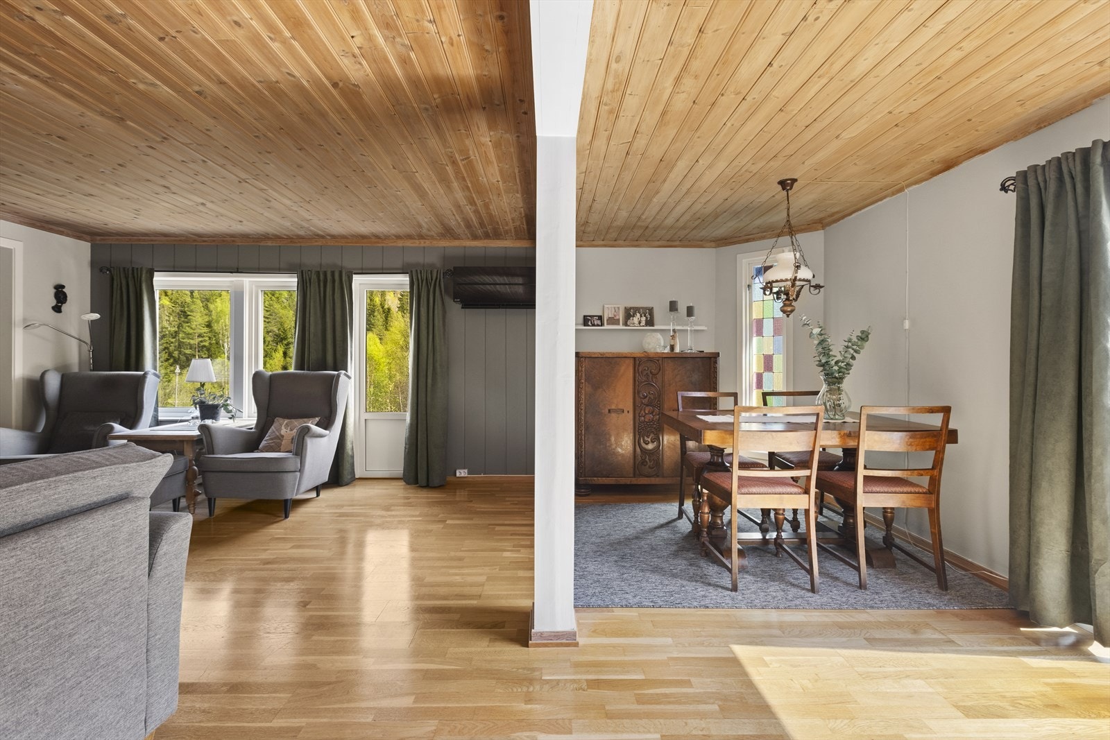 Romfordelingen gir en naturlig flyt mellom de ulike sonene i første etasje. Galleribilde