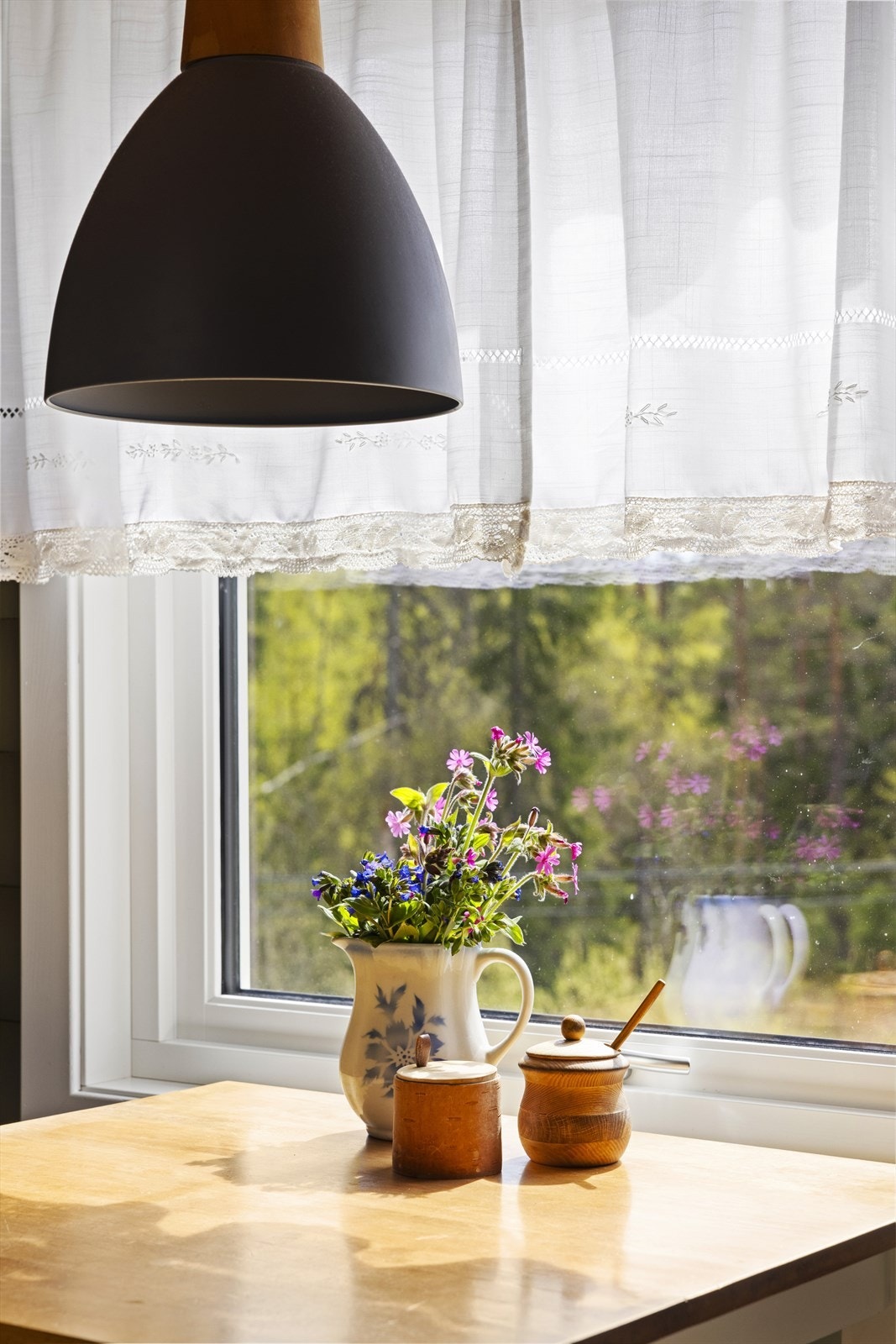 Vinduet ved spiseplassen slipper inn godt med dagslys. Galleribilde