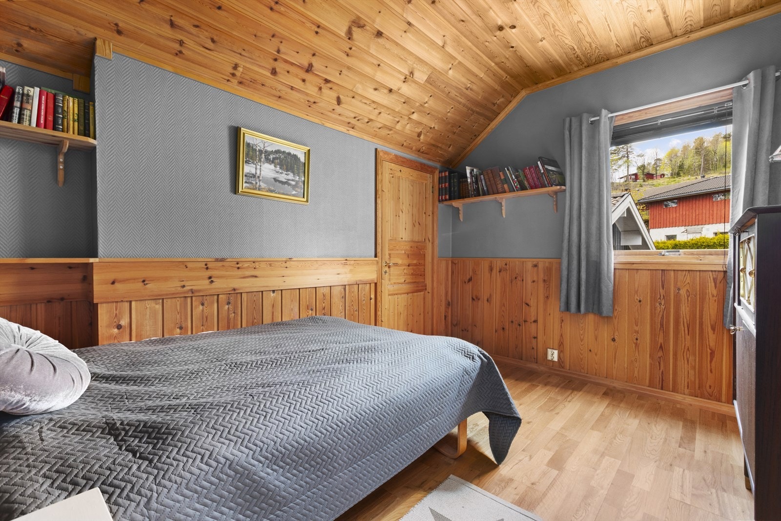 Det er adkomst til walk-in closet / bod fra begge soverommene. Galleribilde