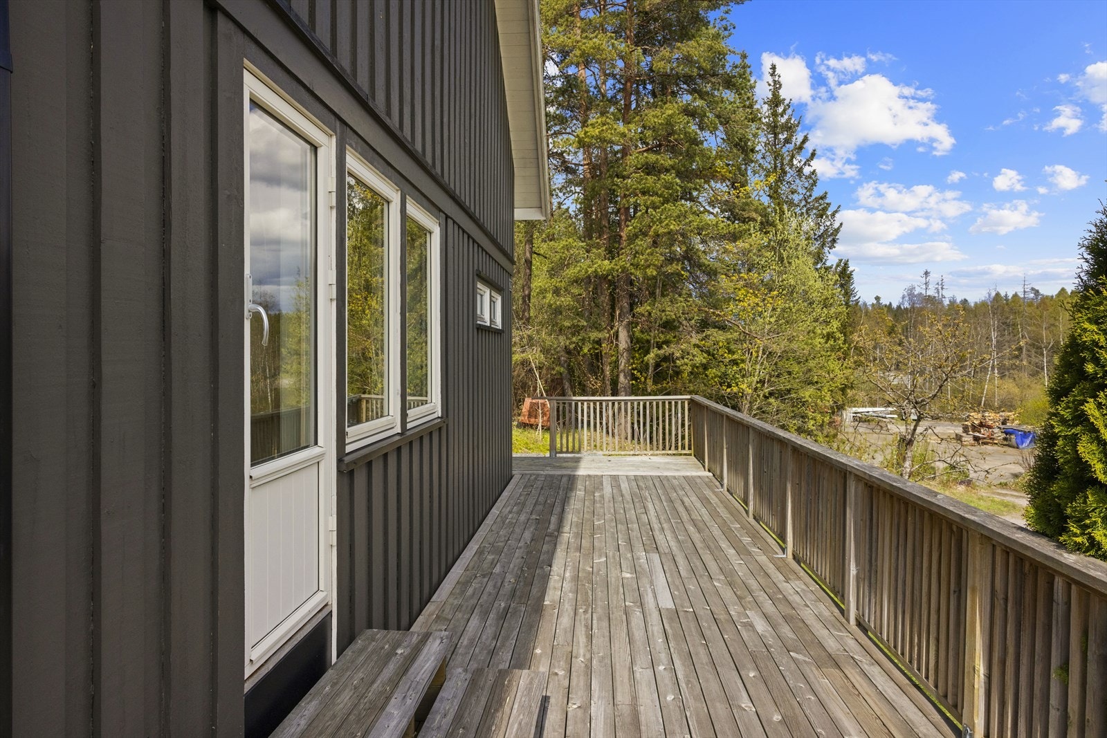 Direkte utgang til terrassen fra stuen i 1. etasje. Galleribilde